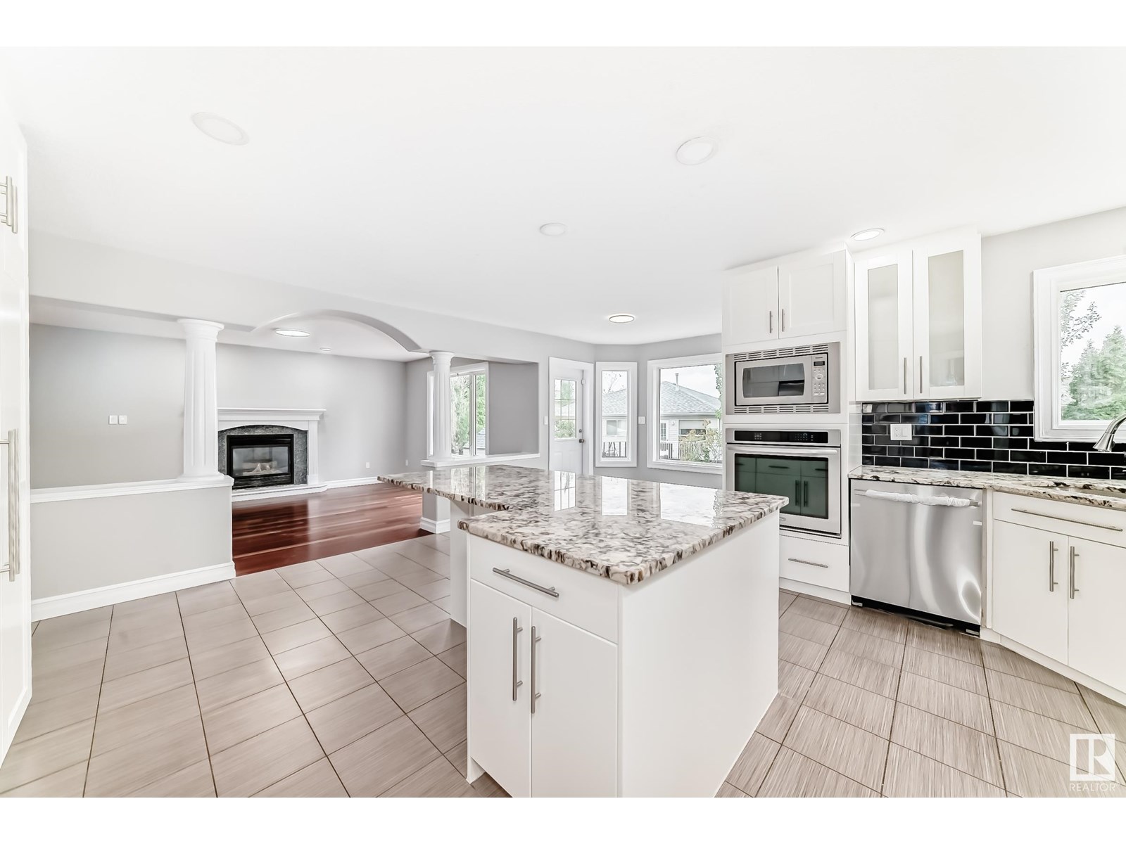 Property at 3819 42 ST NW image 4