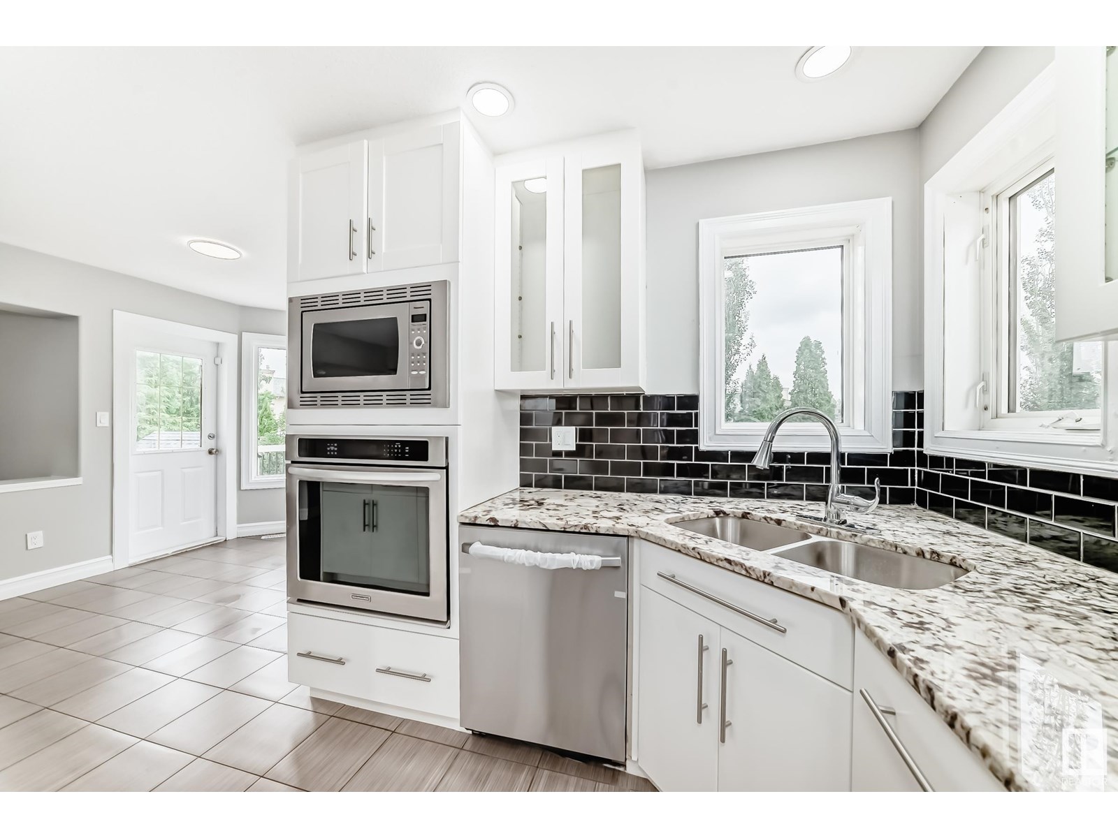 Property at 3819 42 ST NW image 5