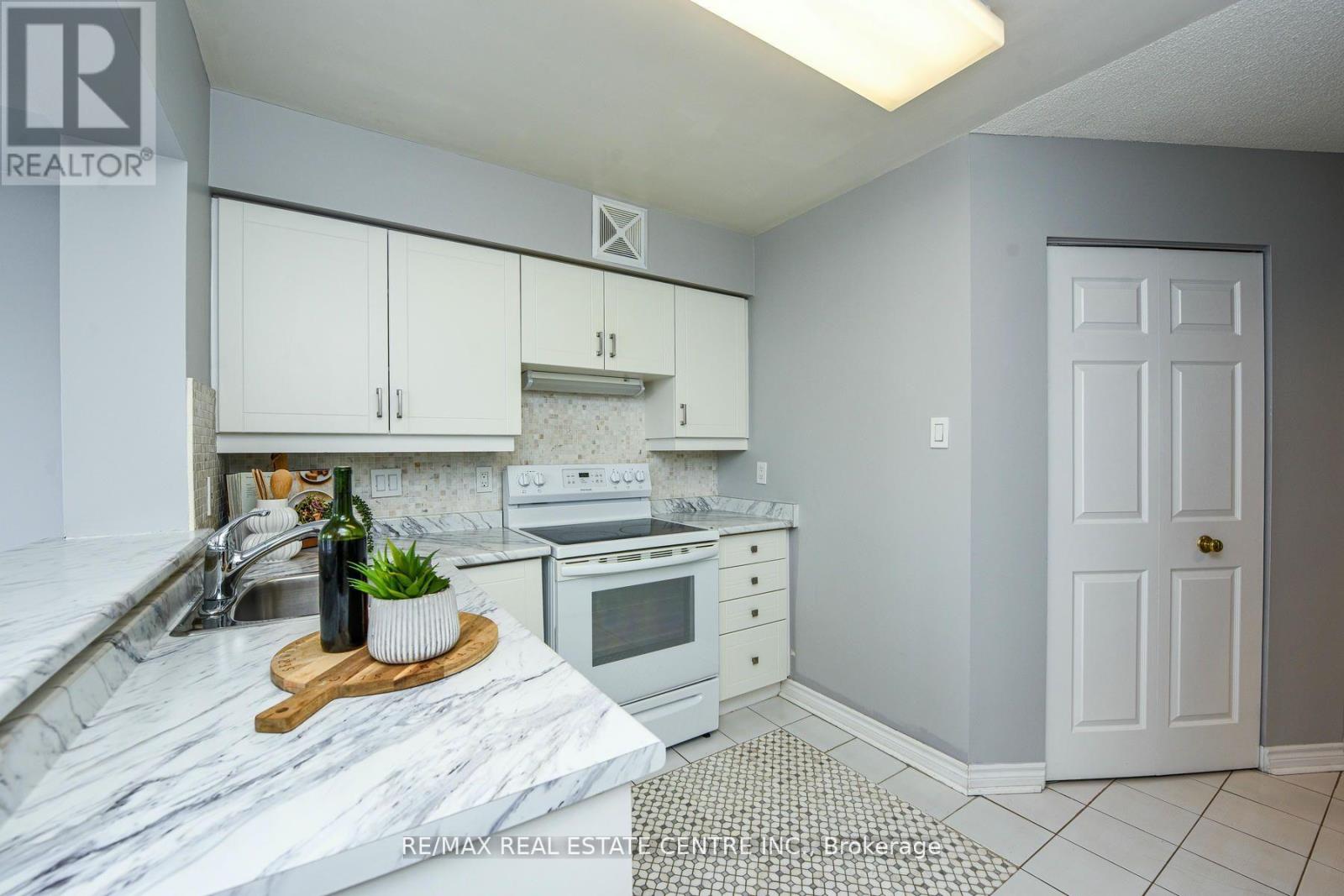 1805 - 55 Elm Drive, Mississauga, Ontario  L5B 3Z3 - Photo 19 - W12221434