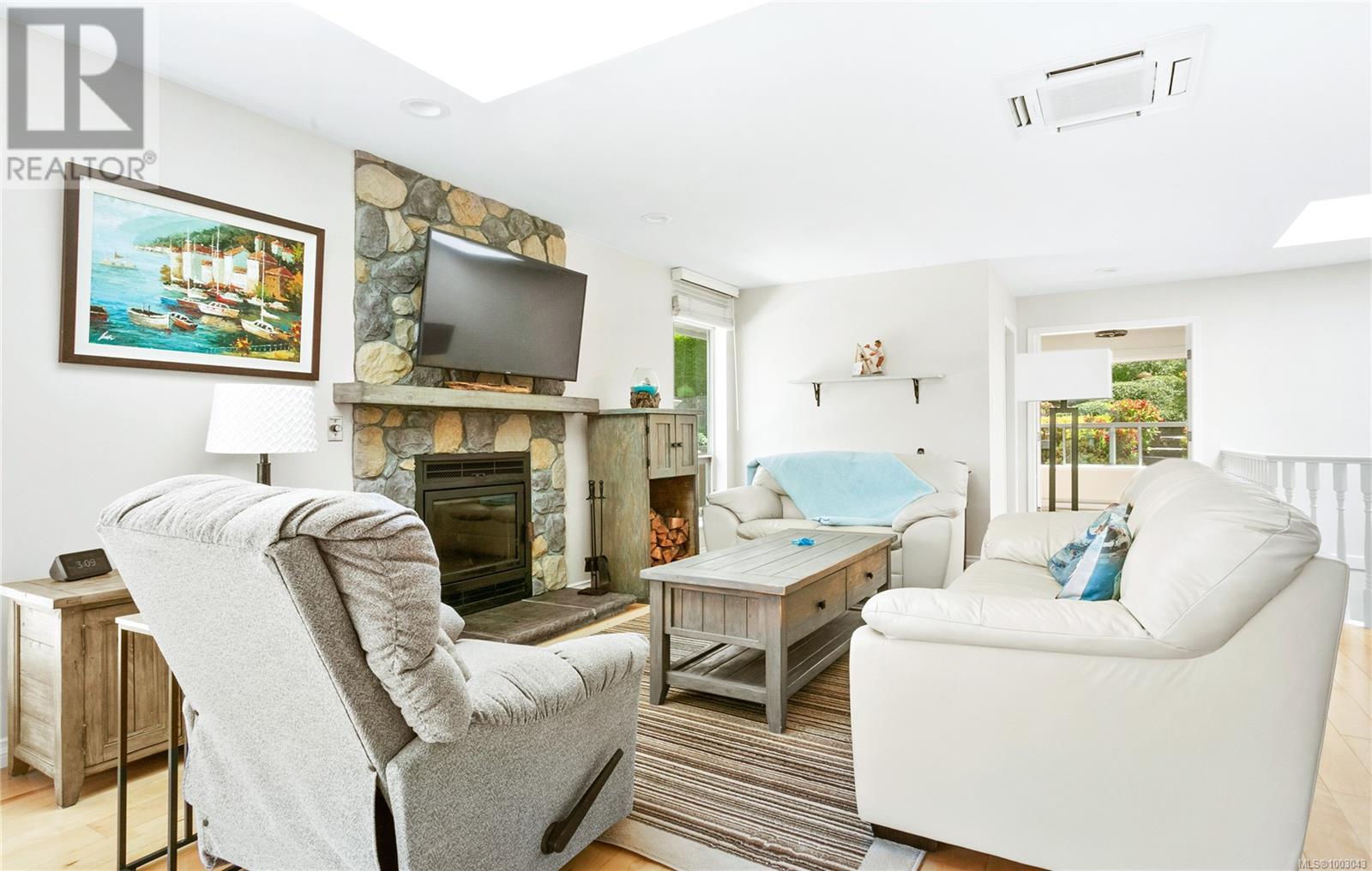 Property at 552 Marine View image 4