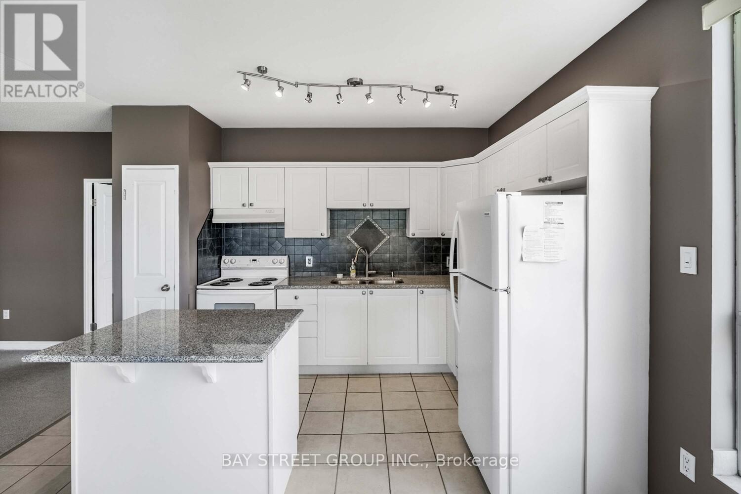 606 - 255 Keats Way, Waterloo, Ontario  N2L 6N6 - Photo 18 - X12221625
