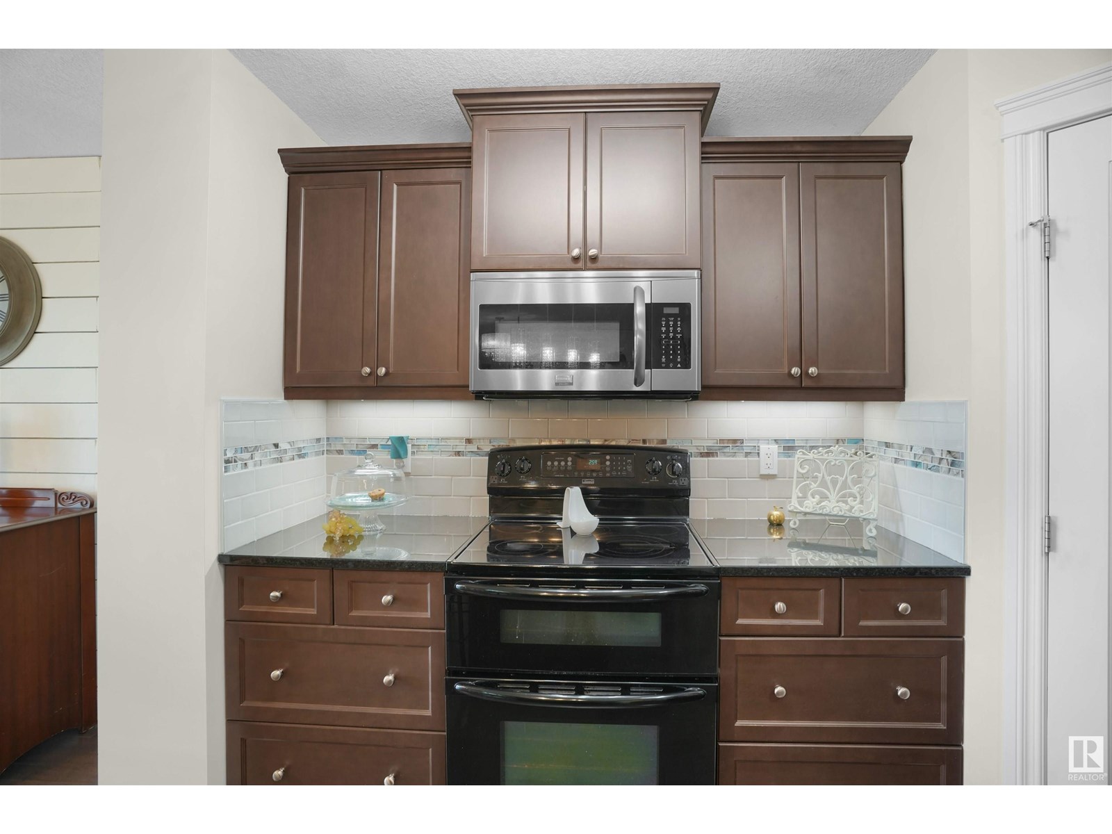 Property at 17604 10 AV SW image 2