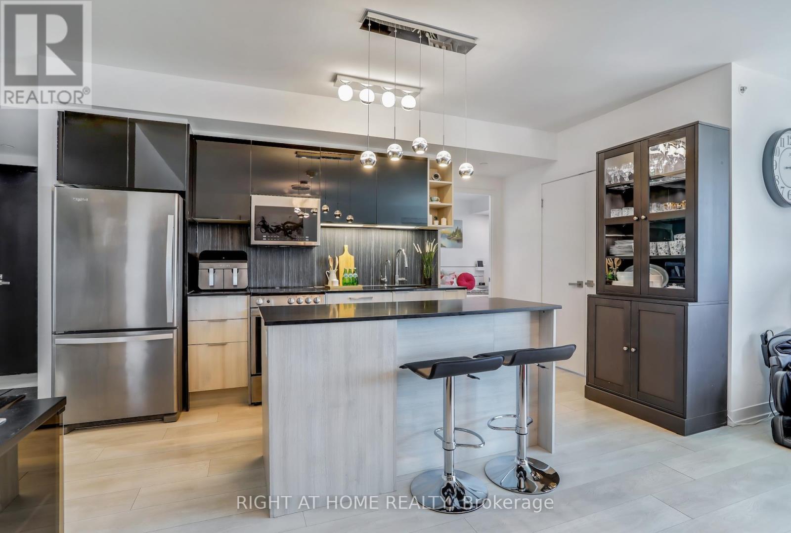 Property at 402 - 31 TIPPETT ROAD image 3