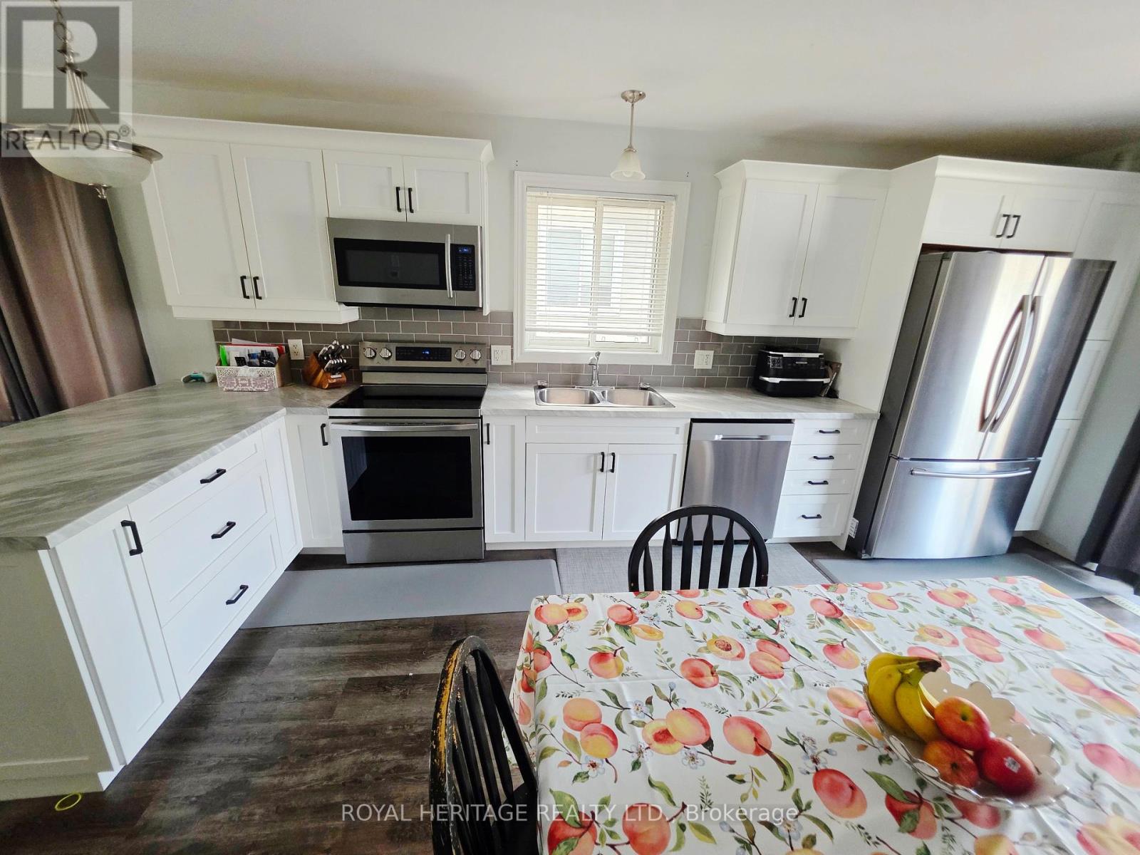 124 Mary Street W, Kawartha Lakes, Ontario  K9V 0B8 - Photo 4 - X12221716