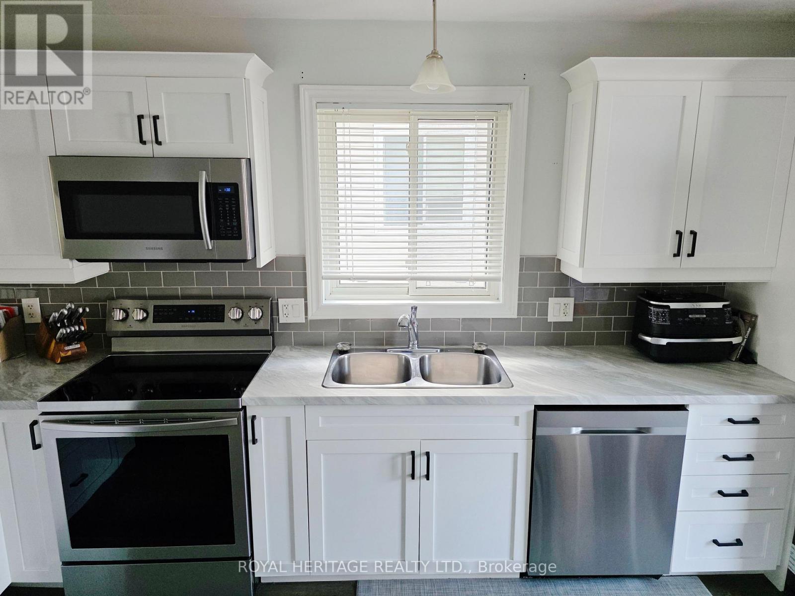 124 Mary Street W, Kawartha Lakes, Ontario  K9V 0B8 - Photo 5 - X12221716