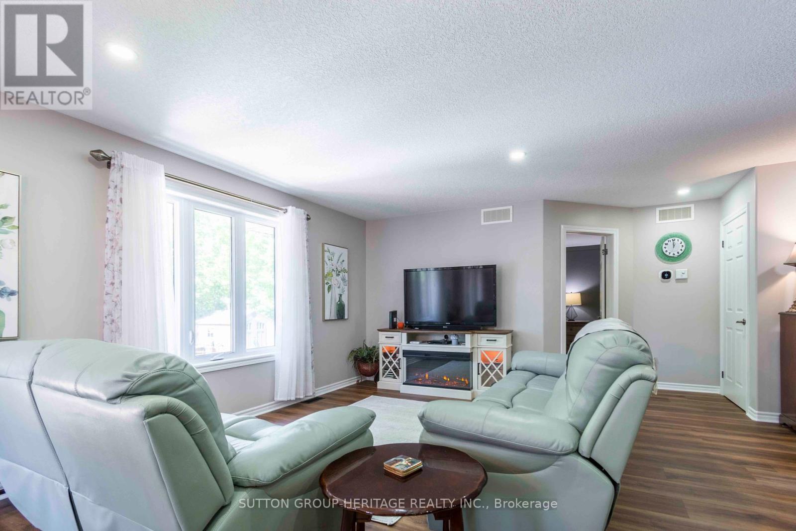 39 Lakewood Crescent, Quinte West, Ontario  K8V 5P4 - Photo 14 - X12221719