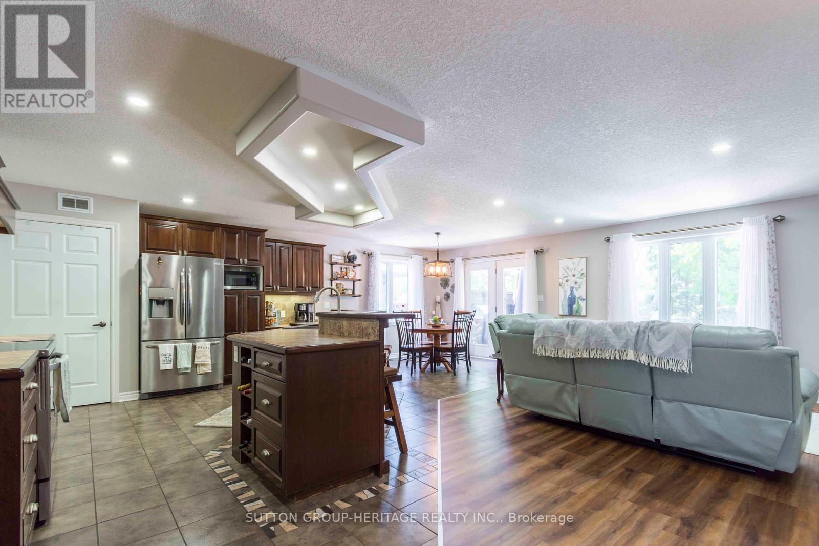 39 Lakewood Crescent, Quinte West, Ontario  K8V 5P4 - Photo 6 - X12221719