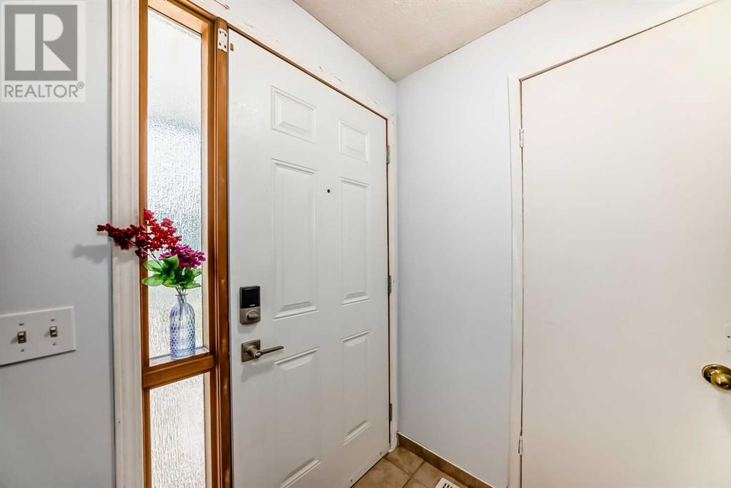 Property at 37, 5425 Pensacola Crescent SE image 3