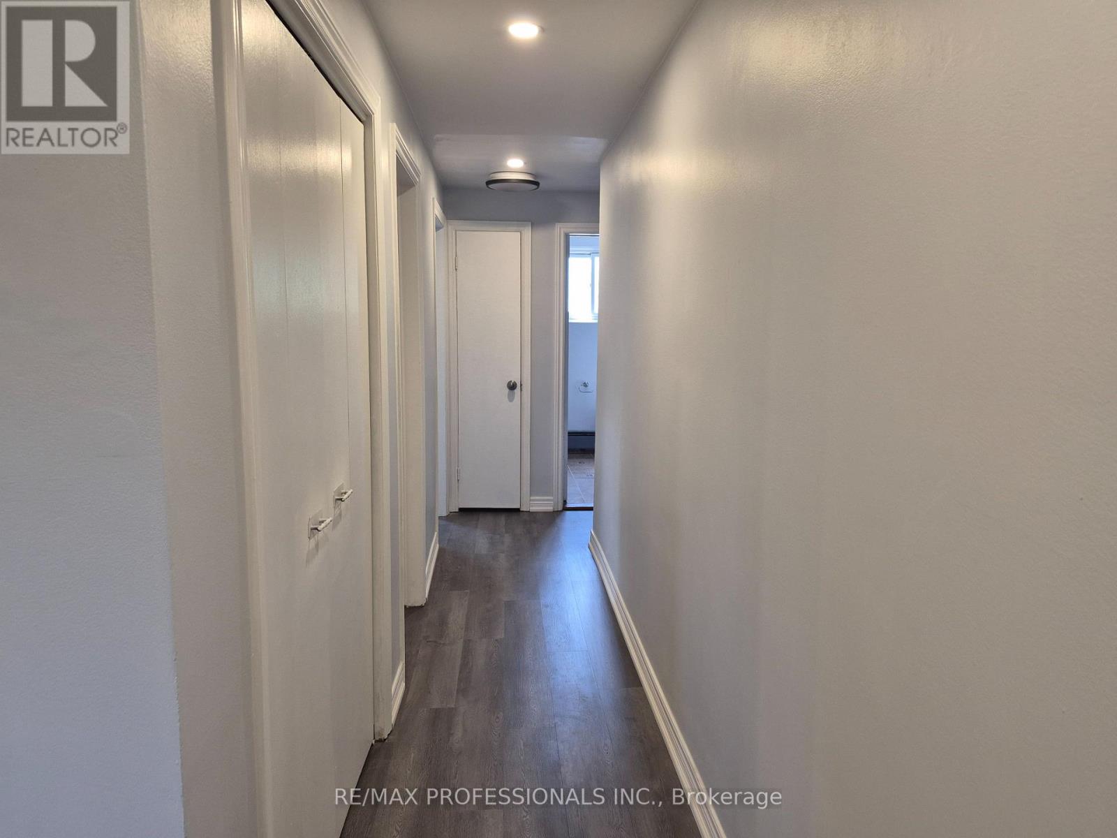 Lower - 9 Branch Avenue, Toronto, Ontario  M8W 1M6 - Photo 3 - W12221941