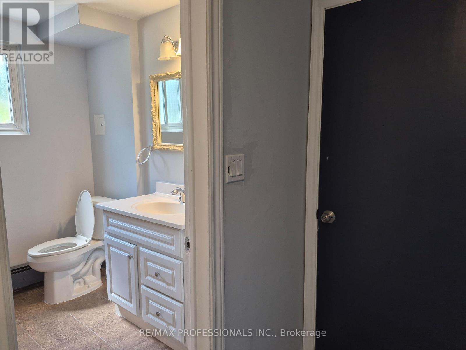 Lower - 9 Branch Avenue, Toronto, Ontario  M8W 1M6 - Photo 6 - W12221941