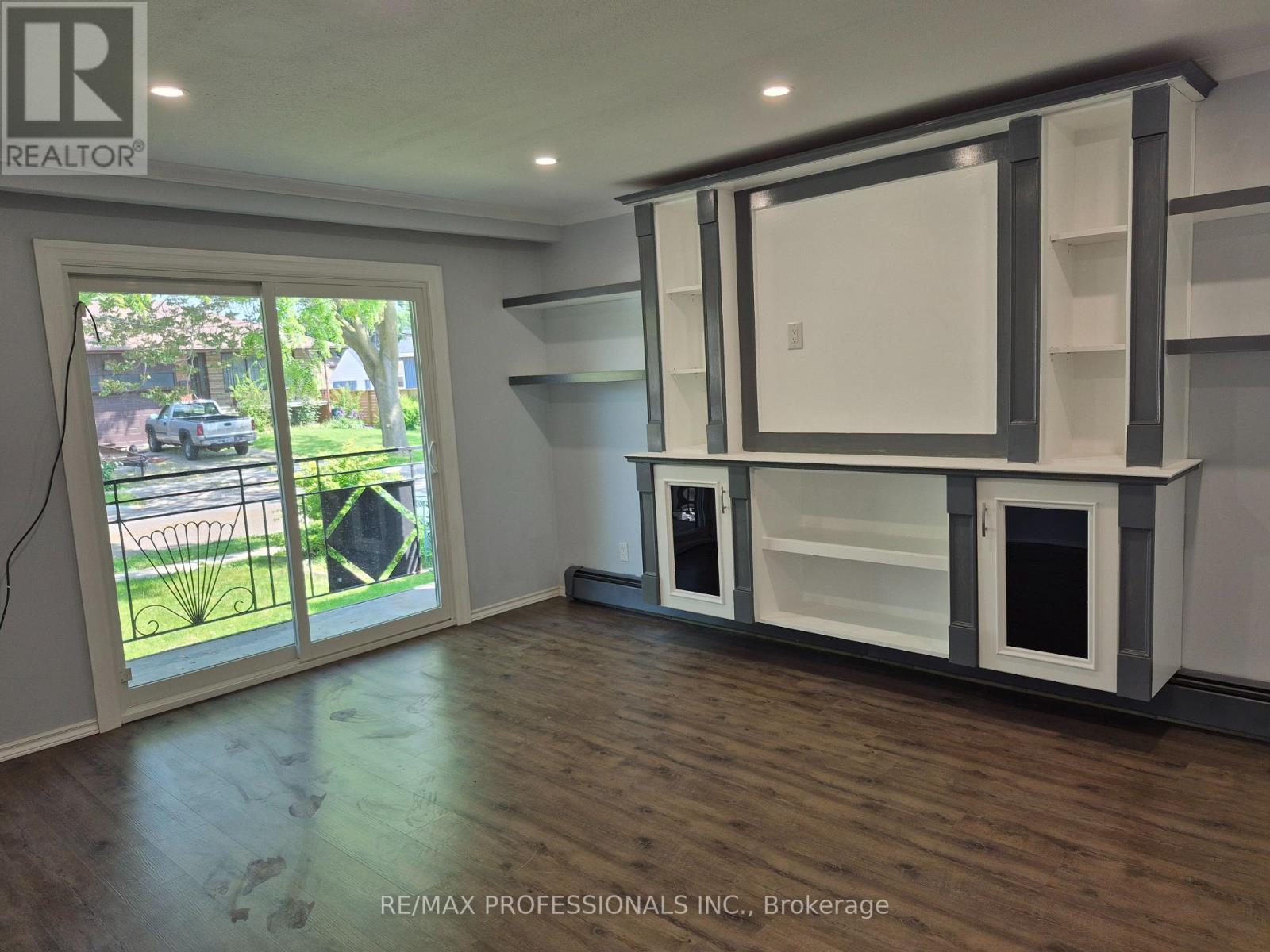 Main - 9 Branch Avenue, Toronto, Ontario  M8W 1M6 - Photo 2 - W12221942