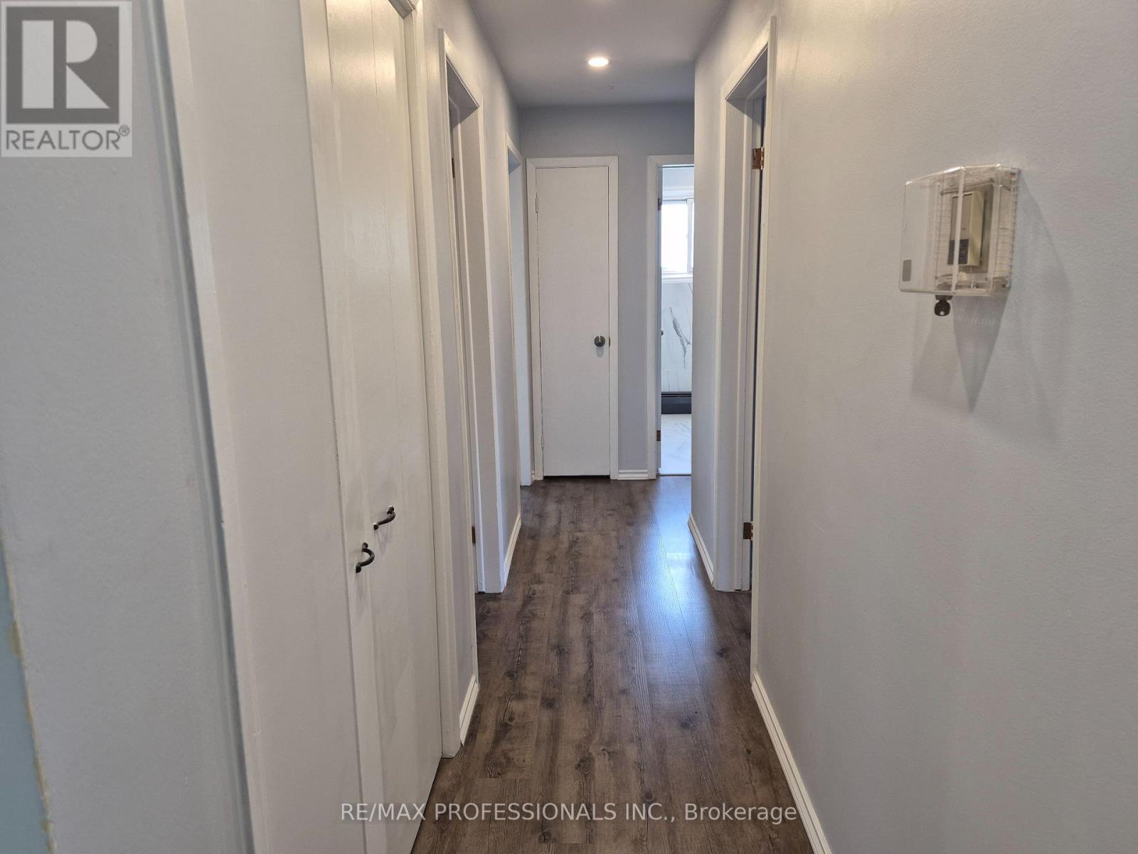 Main - 9 Branch Avenue, Toronto, Ontario  M8W 1M6 - Photo 3 - W12221942