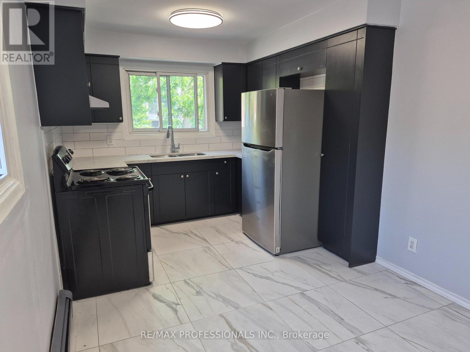 Main - 9 Branch Avenue, Toronto, Ontario  M8W 1M6 - Photo 4 - W12221942