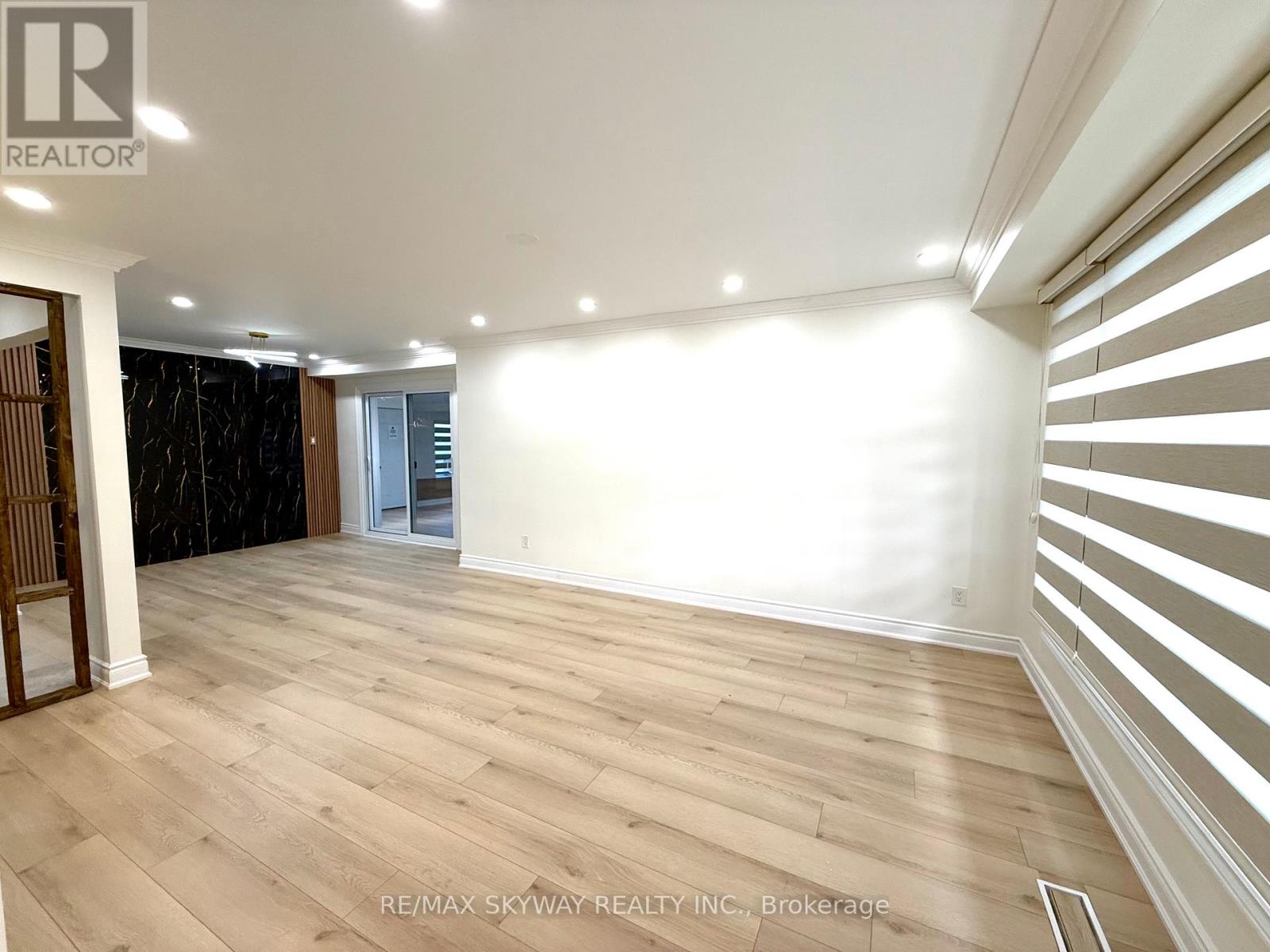 7461 Netherwood Road, Mississauga (Malton), Ontario  L4T 2N7 - Photo 11 - W12221954