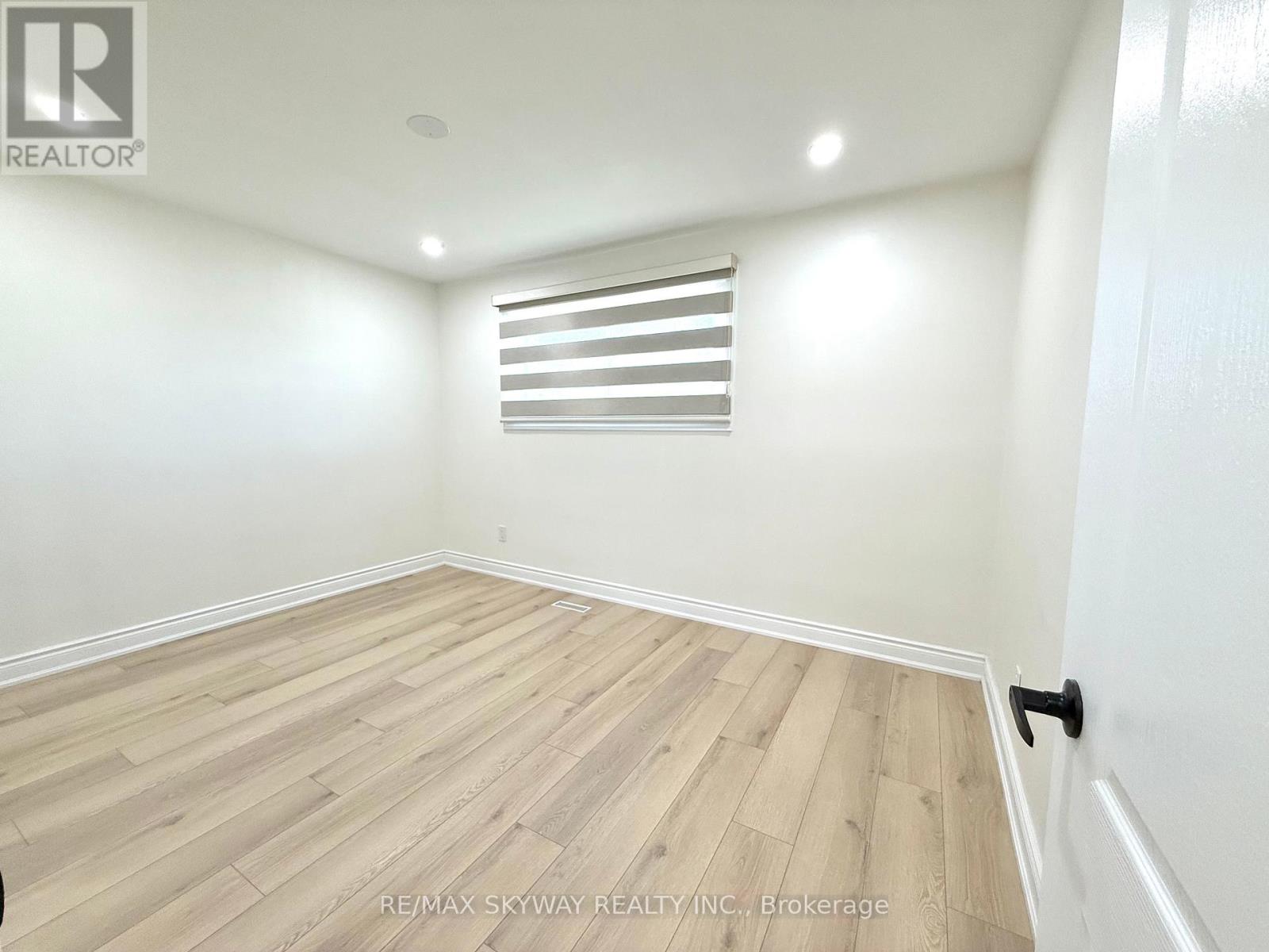 7461 Netherwood Road, Mississauga (Malton), Ontario  L4T 2N7 - Photo 22 - W12221954
