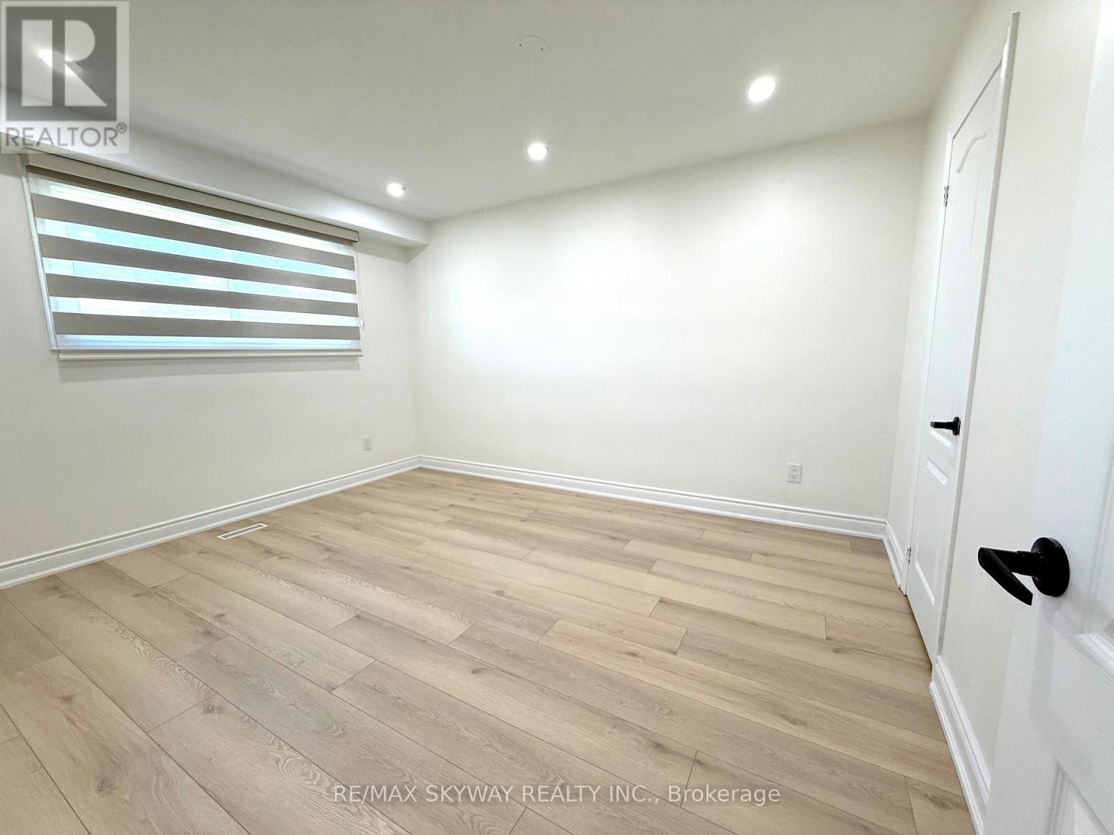 7461 Netherwood Road, Mississauga (Malton), Ontario  L4T 2N7 - Photo 23 - W12221954