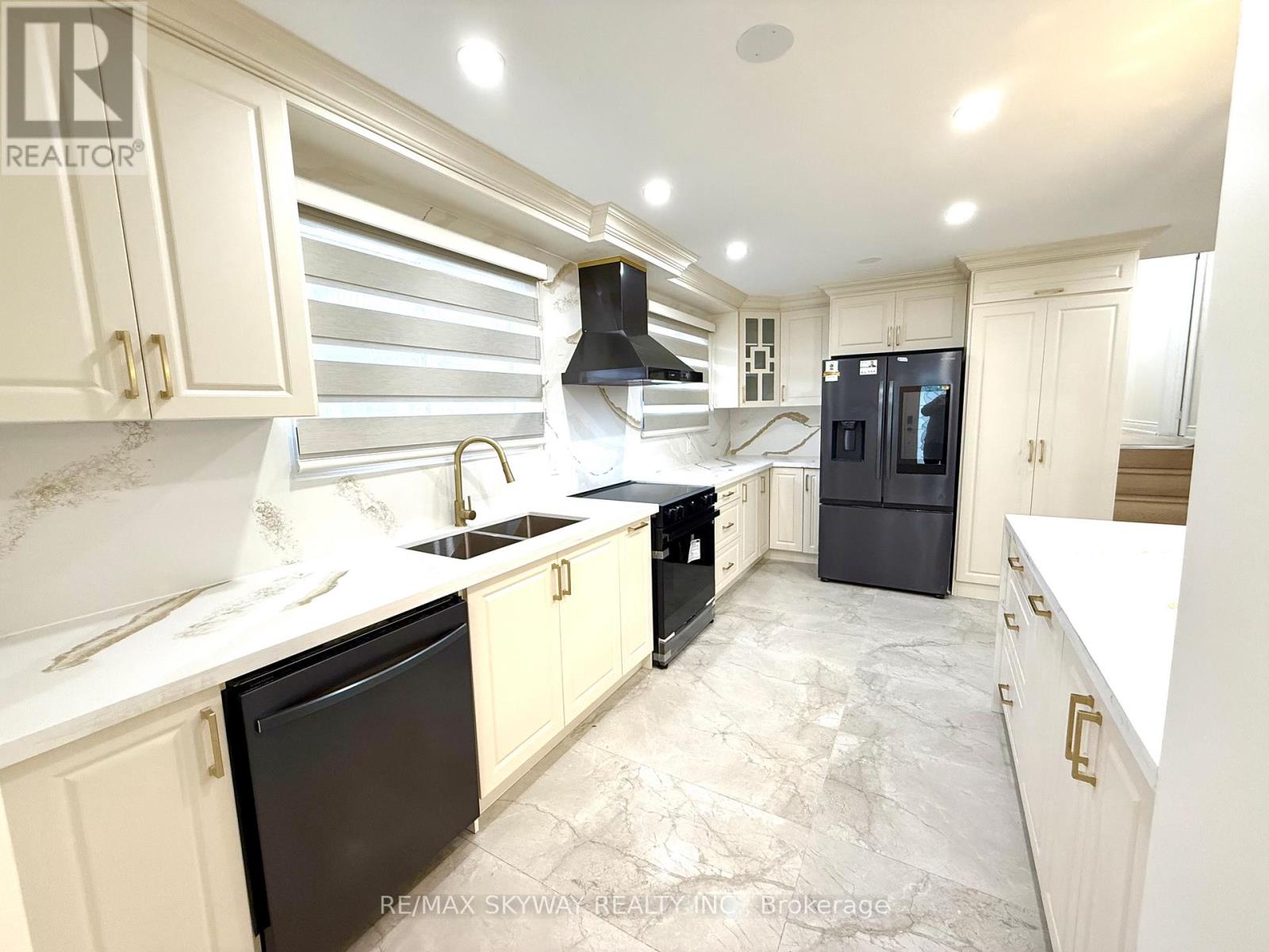 7461 Netherwood Road, Mississauga (Malton), Ontario  L4T 2N7 - Photo 7 - W12221954