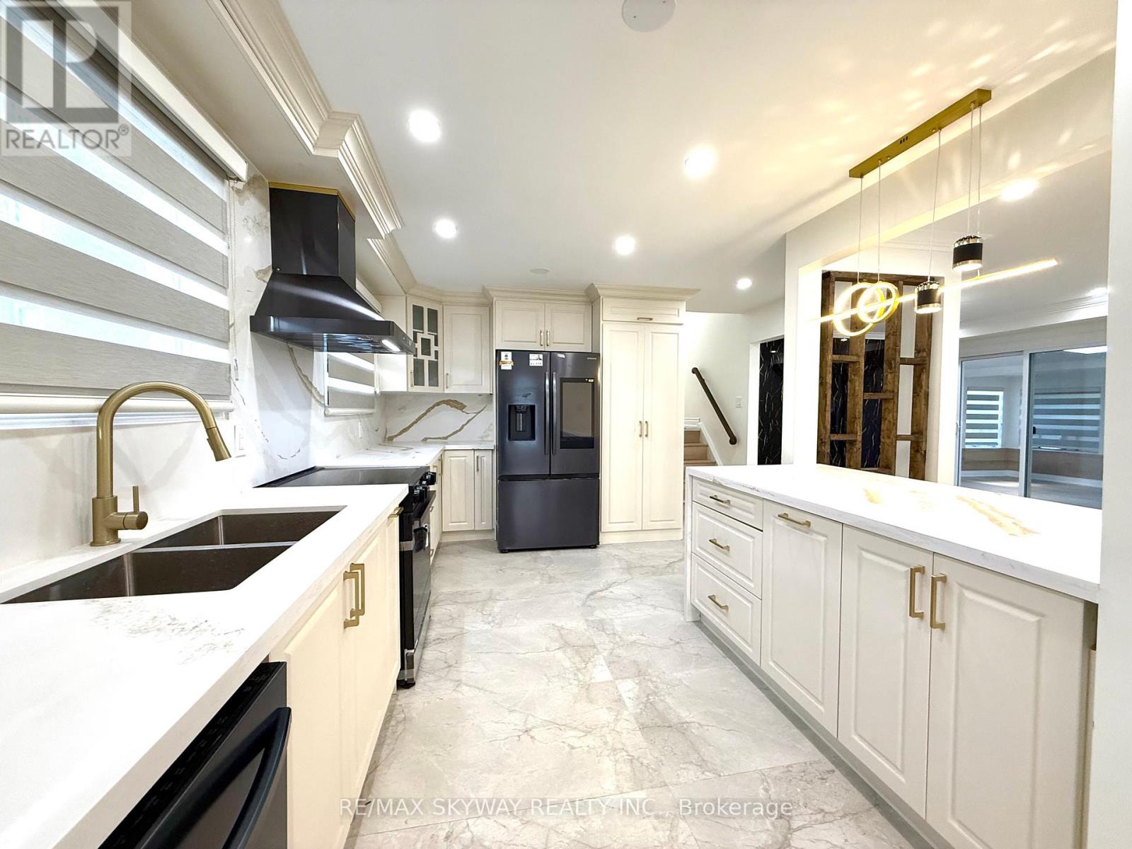 7461 Netherwood Road, Mississauga (Malton), Ontario  L4T 2N7 - Photo 8 - W12221954