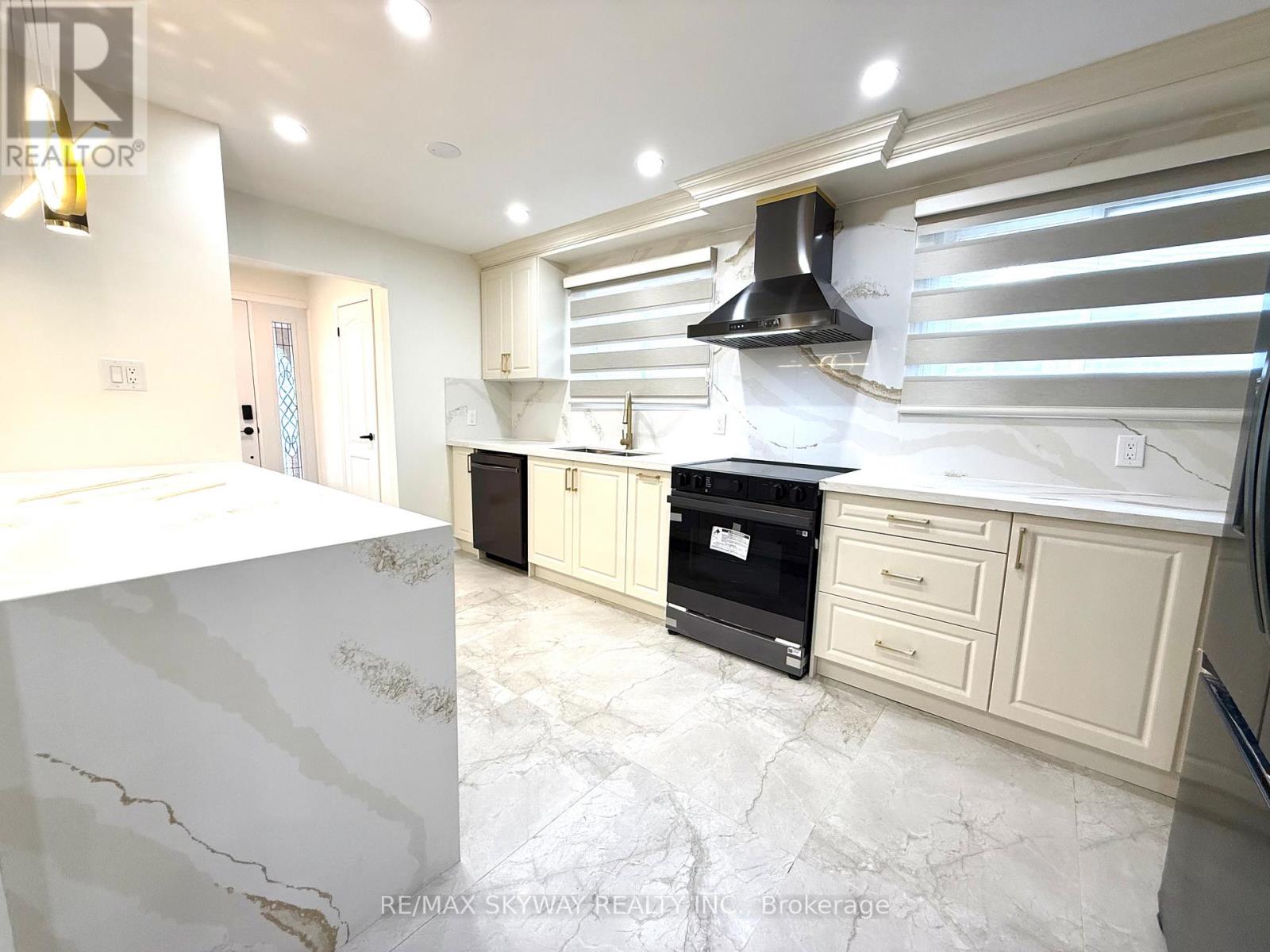 7461 Netherwood Road, Mississauga (Malton), Ontario  L4T 2N7 - Photo 9 - W12221954