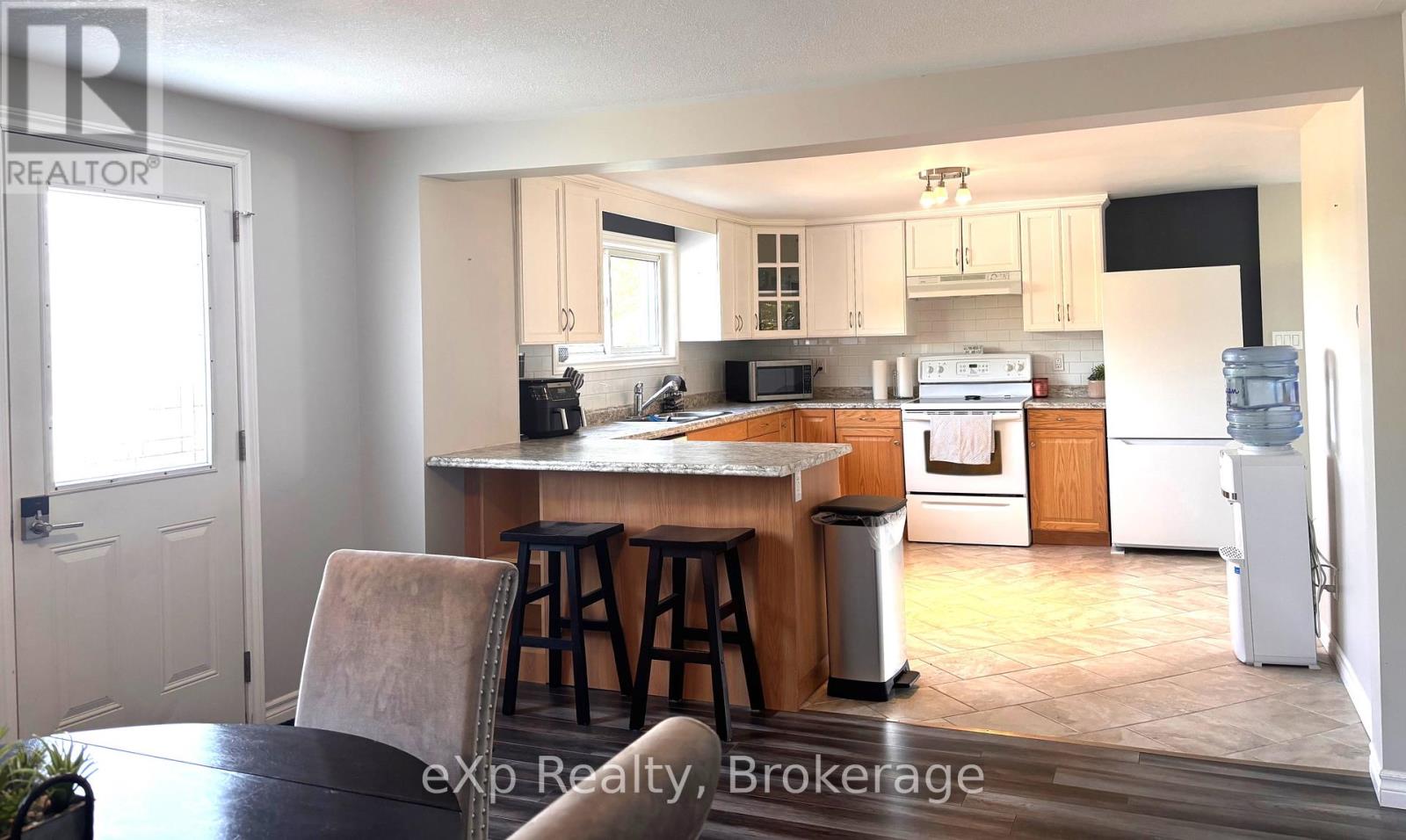 254 16th Street, Hanover, Ontario  N4N 2A7 - Photo 14 - X12203776