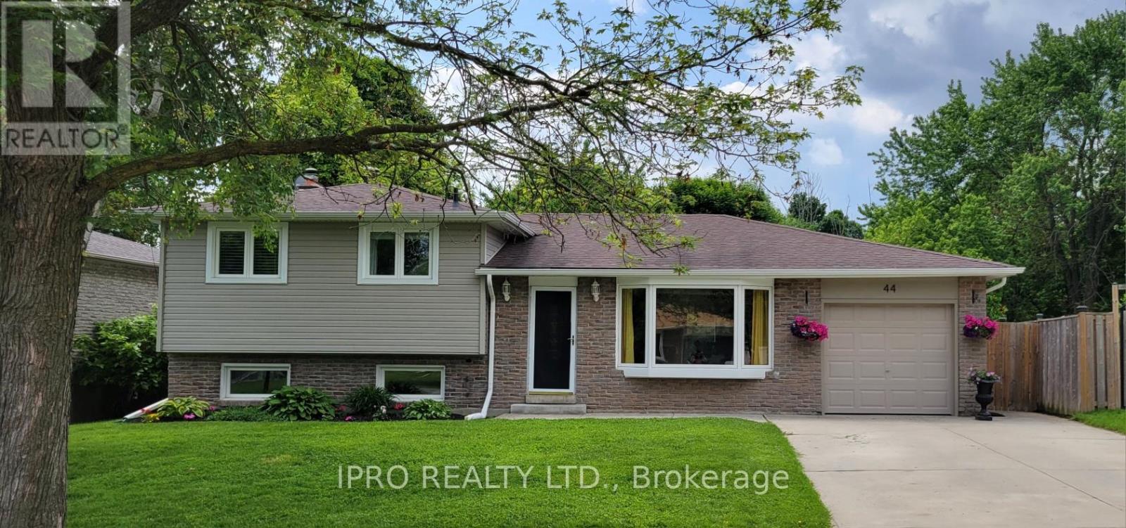 Property at 44 METCALFE COURT image 1