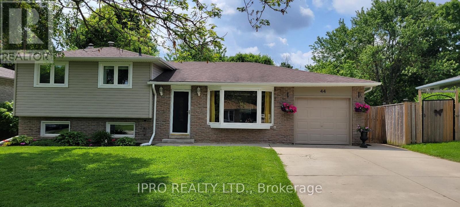 Property at 44 METCALFE COURT image 2