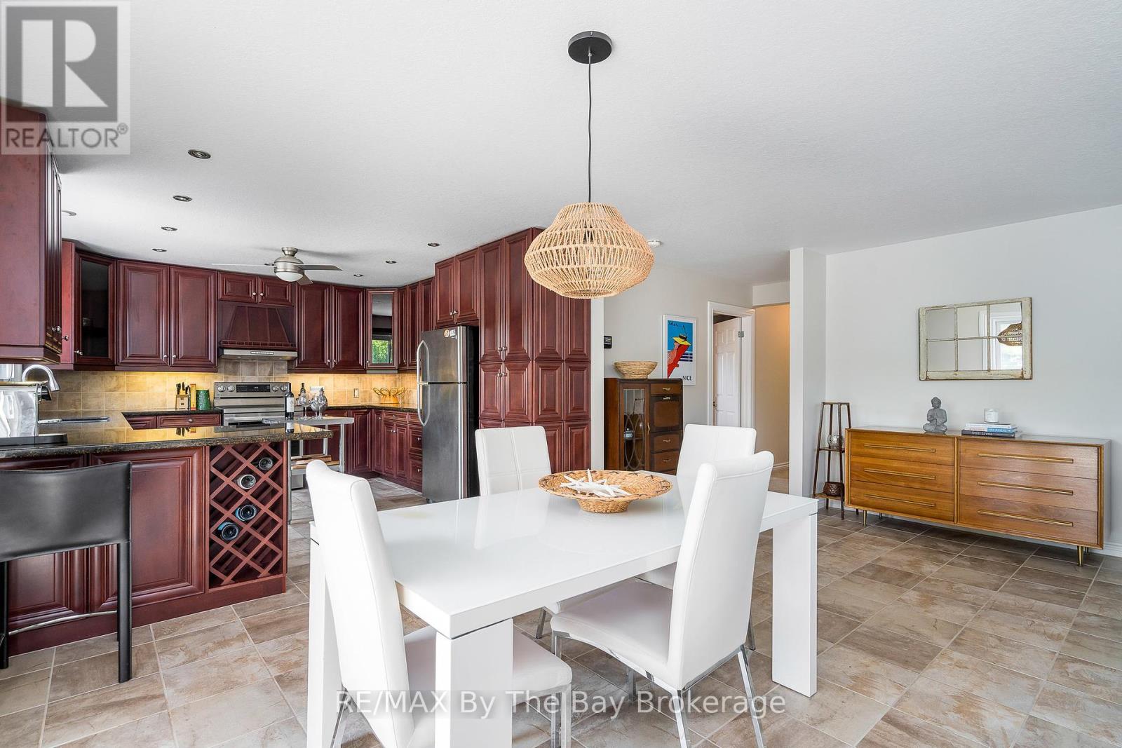 83 Old Mosley Street, Wasaga Beach, Ontario  L9Z 2J5 - Photo 22 - S12222137