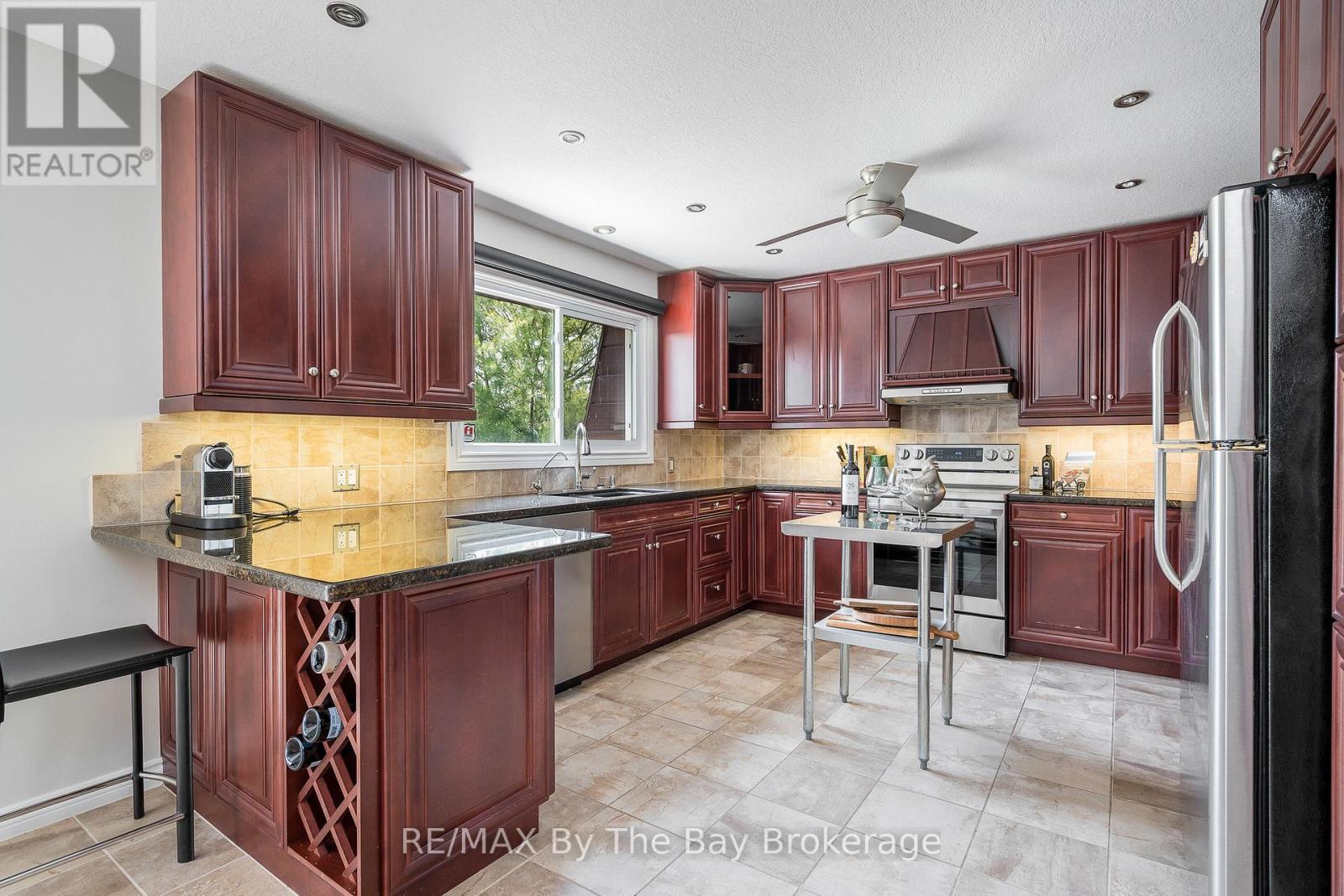 83 Old Mosley Street, Wasaga Beach, Ontario  L9Z 2J5 - Photo 25 - S12222137