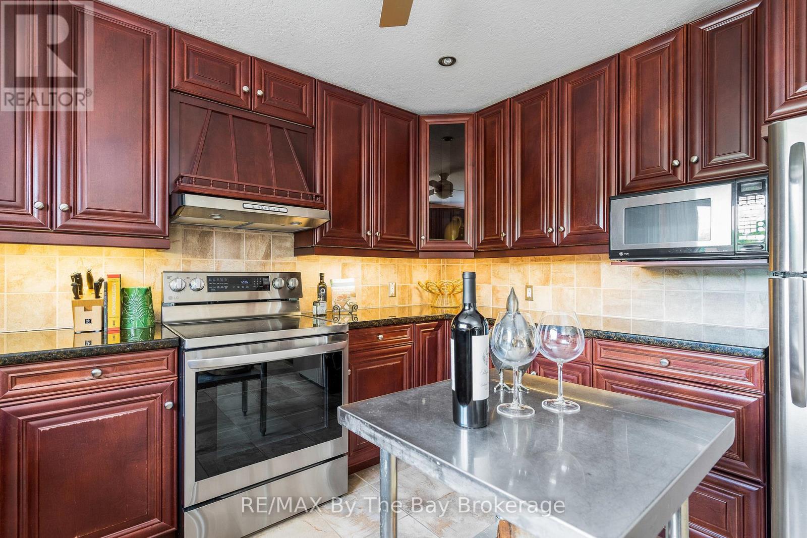 83 Old Mosley Street, Wasaga Beach, Ontario  L9Z 2J5 - Photo 27 - S12222137