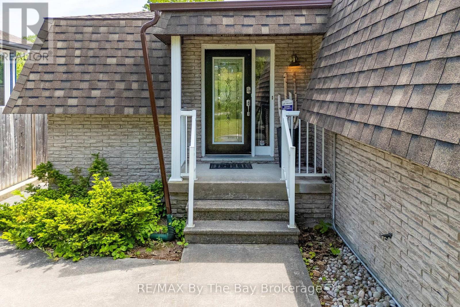 83 Old Mosley Street, Wasaga Beach, Ontario  L9Z 2J5 - Photo 39 - S12222137