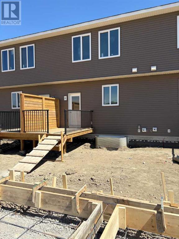 Property at 727 Wolf Willow Boulevard SE image 3