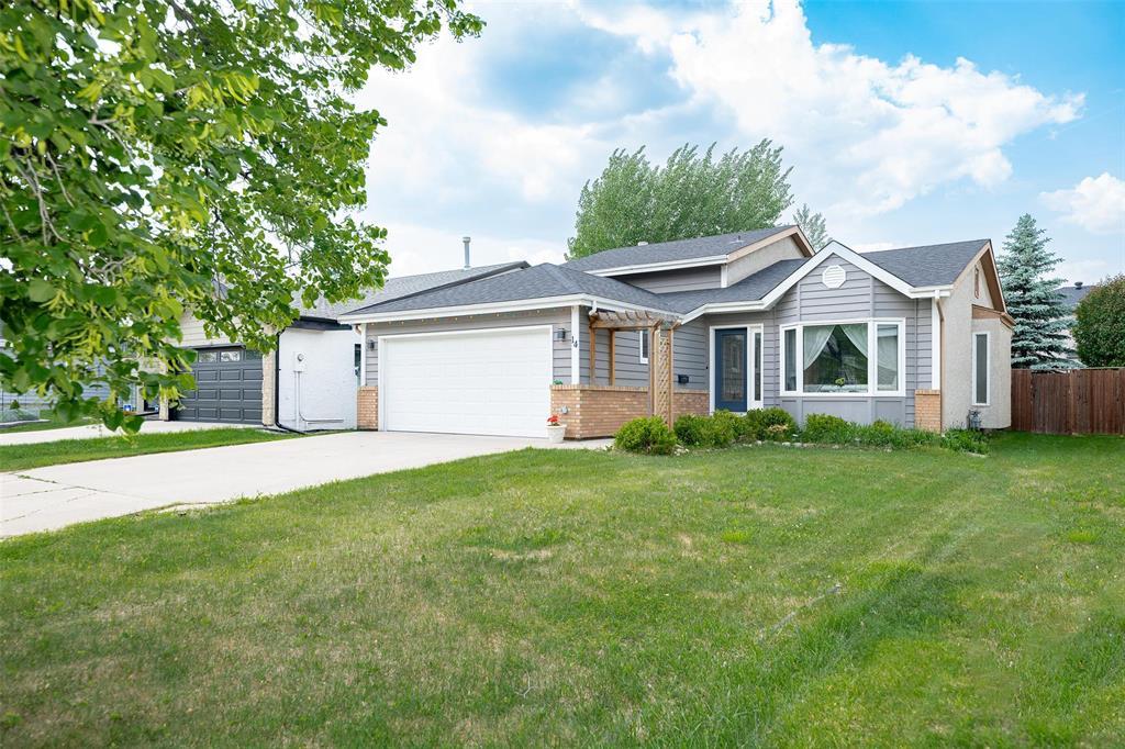14 Hammersmith Road Winnipeg, Manitoba 1P//Winnipeg/Offers as Received. Welcome to your future home in beautiful Whyte Ridge!This fantastic 4-level split offers 1,794 sq. ft. featuring 4 bedrooms 2 of which are primary suites and 3 full bathrooms.Nestled on a quiet street in one of the city s most desirable neighborhoods, this home has so much to love.Step inside through a private hallway to find stylish new vinyl plank flooring throughout the bright living and dining areas. The remodeled kitchen is a chef s dream, complete with granite countertops, stainless steel appliances including a double wall oven, natural gas cooktop, and a built-in microwave.Upstairs, you'll find a full bathroom, two bedrooms, and the bright and spacious primary bedroom with a 3-piece ensuite and walk-in closet.On the lower level, you ll find a beautiful fireplace and plenty of space to relax or entertain. An additional primary bedroom on this level also offers a peaceful retreat with a 4-piece ensuite and walk-in closet.Upgrades:Garage door and opener (2018),Basement flooring (2025)
