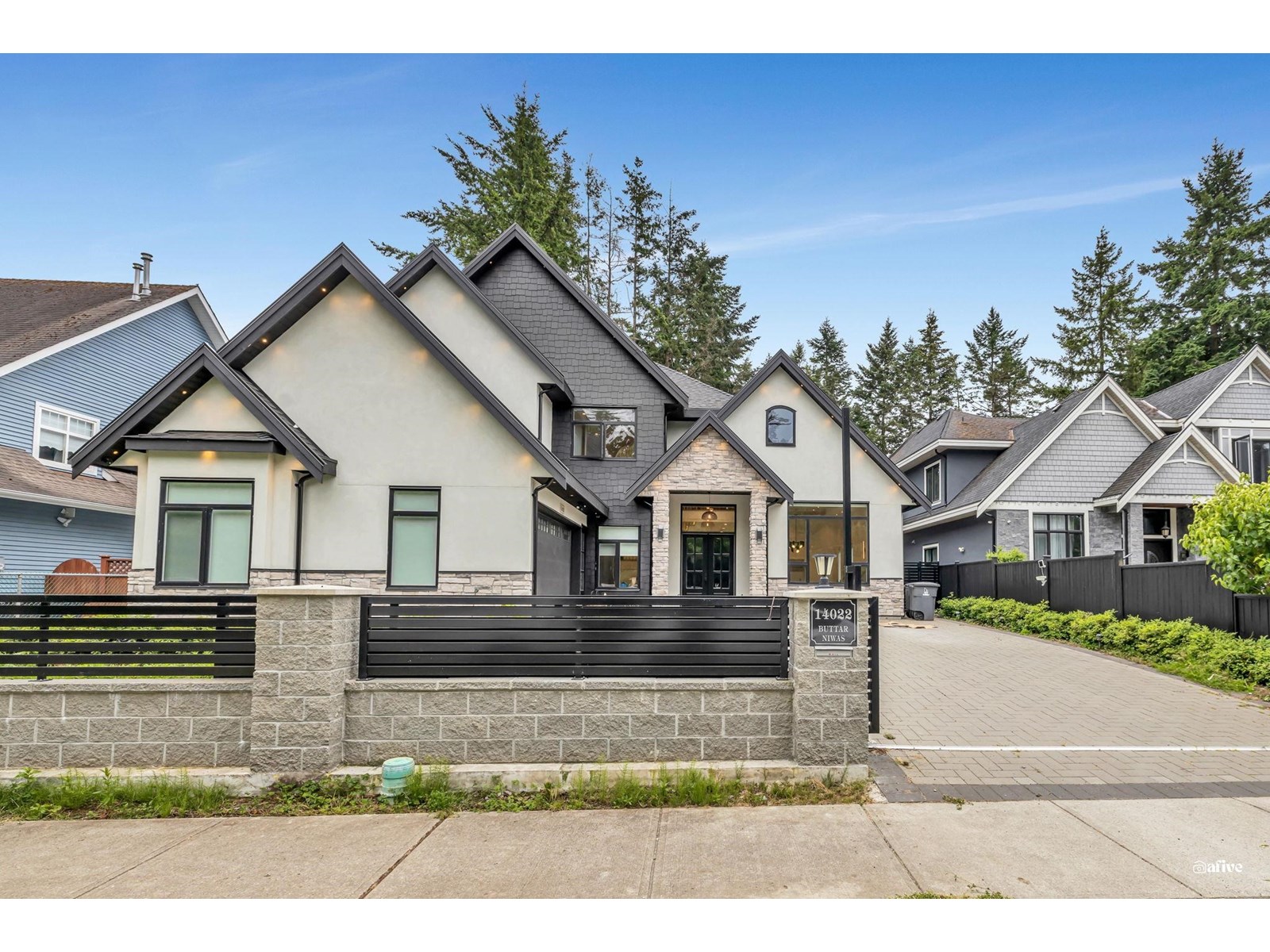 Property at 14022 20A AVENUE image 3