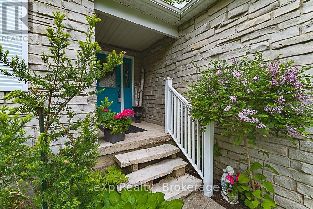 5 15th Avenue, South Bruce Peninsula, Ontario  N0H 2T0 - Photo 2 - X12109285