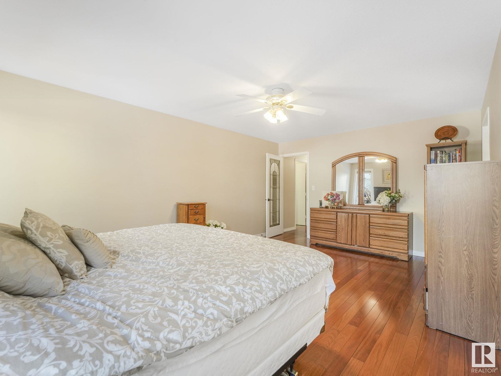 Property at 16128 56 ST NW image 4