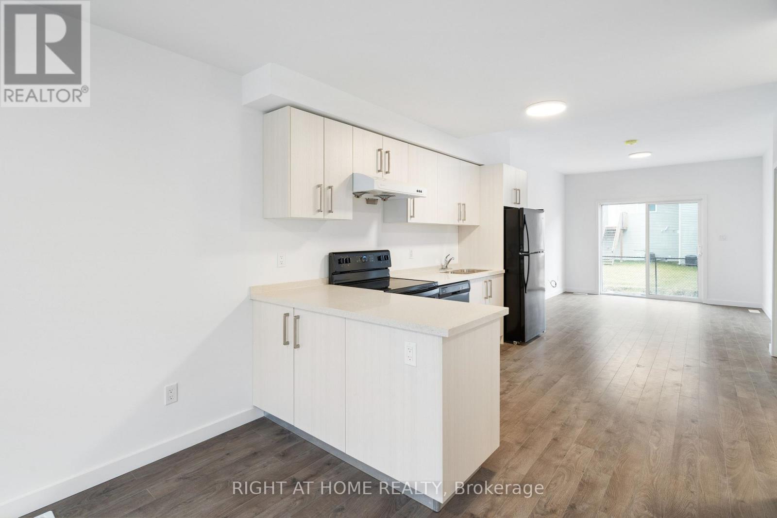 Property at 42 WATERLEAF TR E image 3