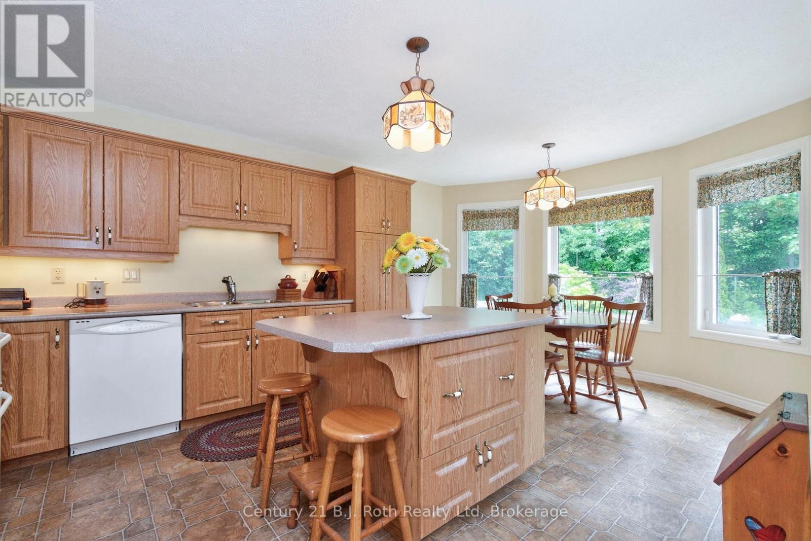 67 James Street, Penetanguishene, Ontario  L9M 2H8 - Photo 10 - S12222361