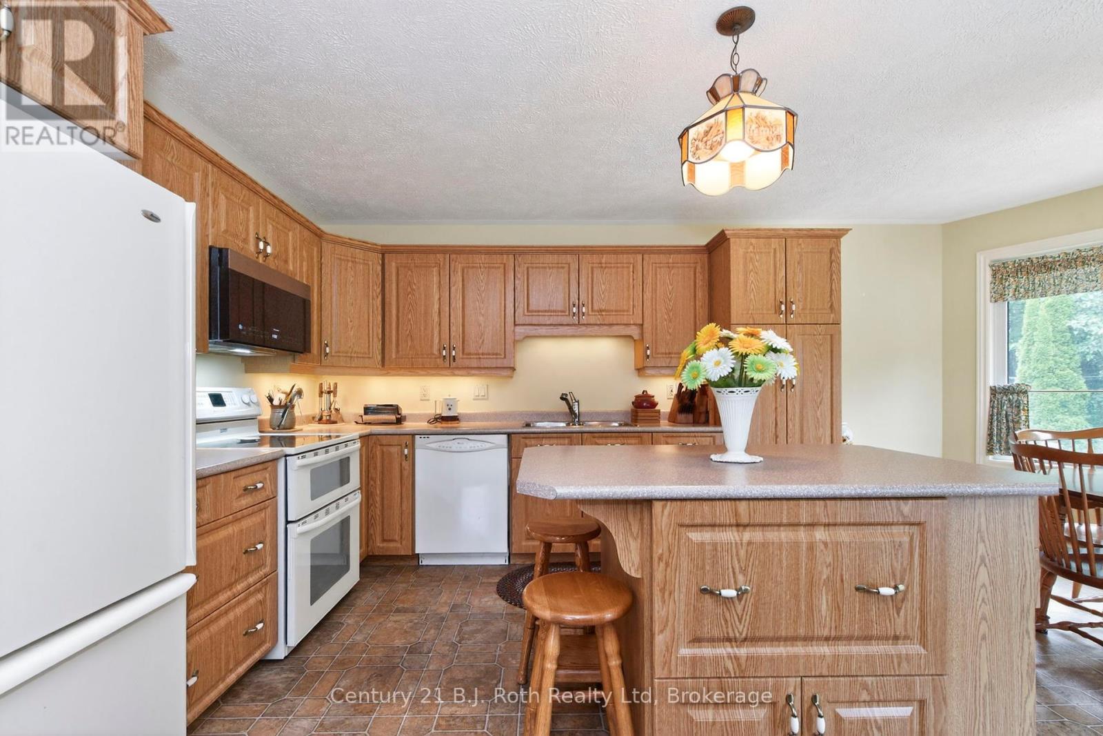 67 James Street, Penetanguishene, Ontario  L9M 2H8 - Photo 11 - S12222361