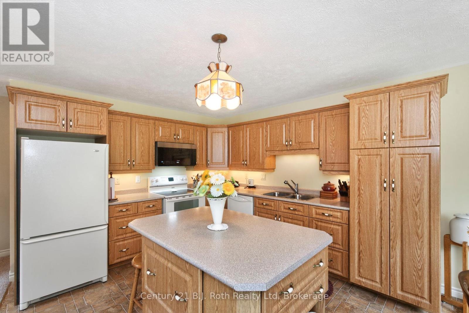 67 James Street, Penetanguishene, Ontario  L9M 2H8 - Photo 12 - S12222361