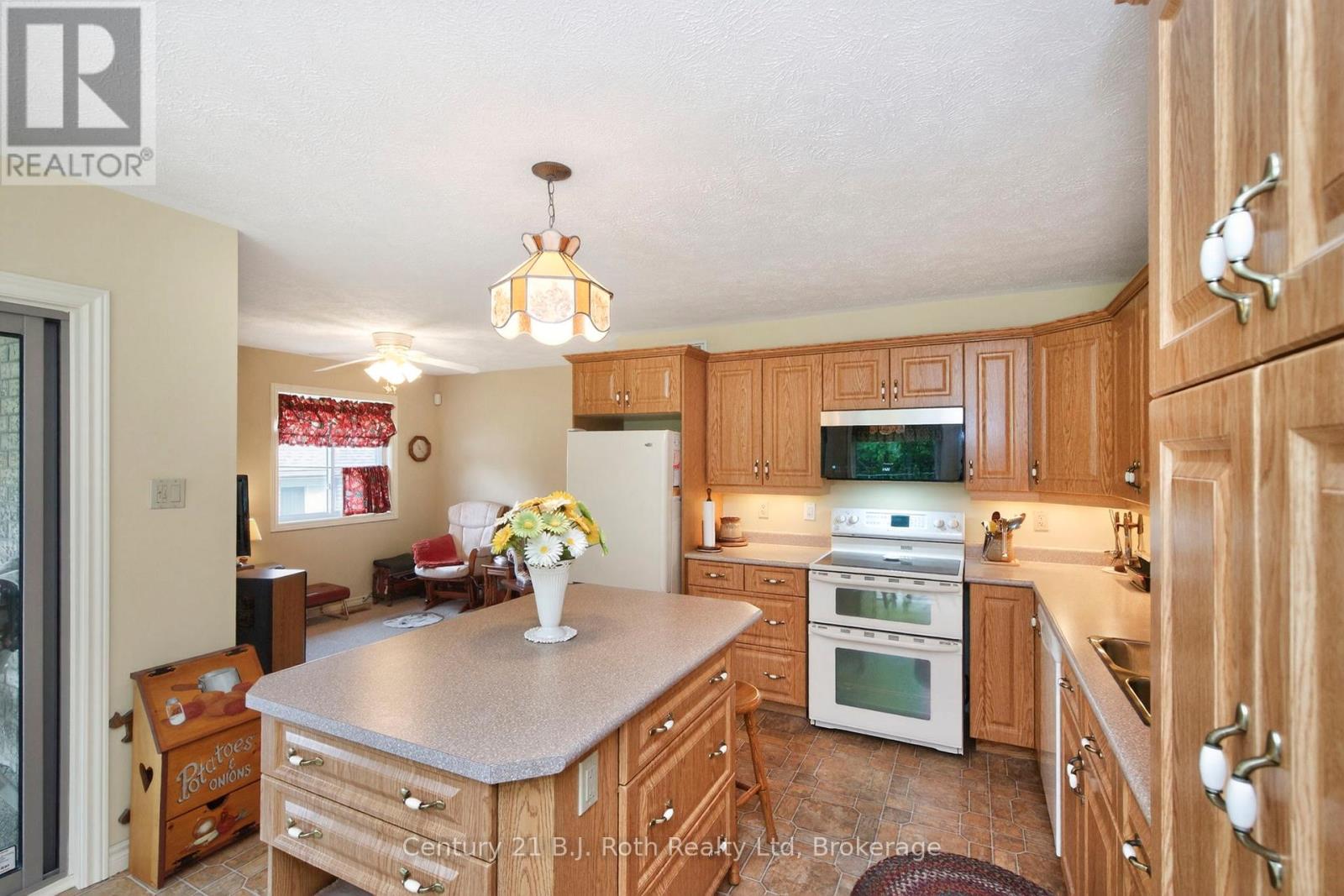 67 James Street, Penetanguishene, Ontario  L9M 2H8 - Photo 13 - S12222361