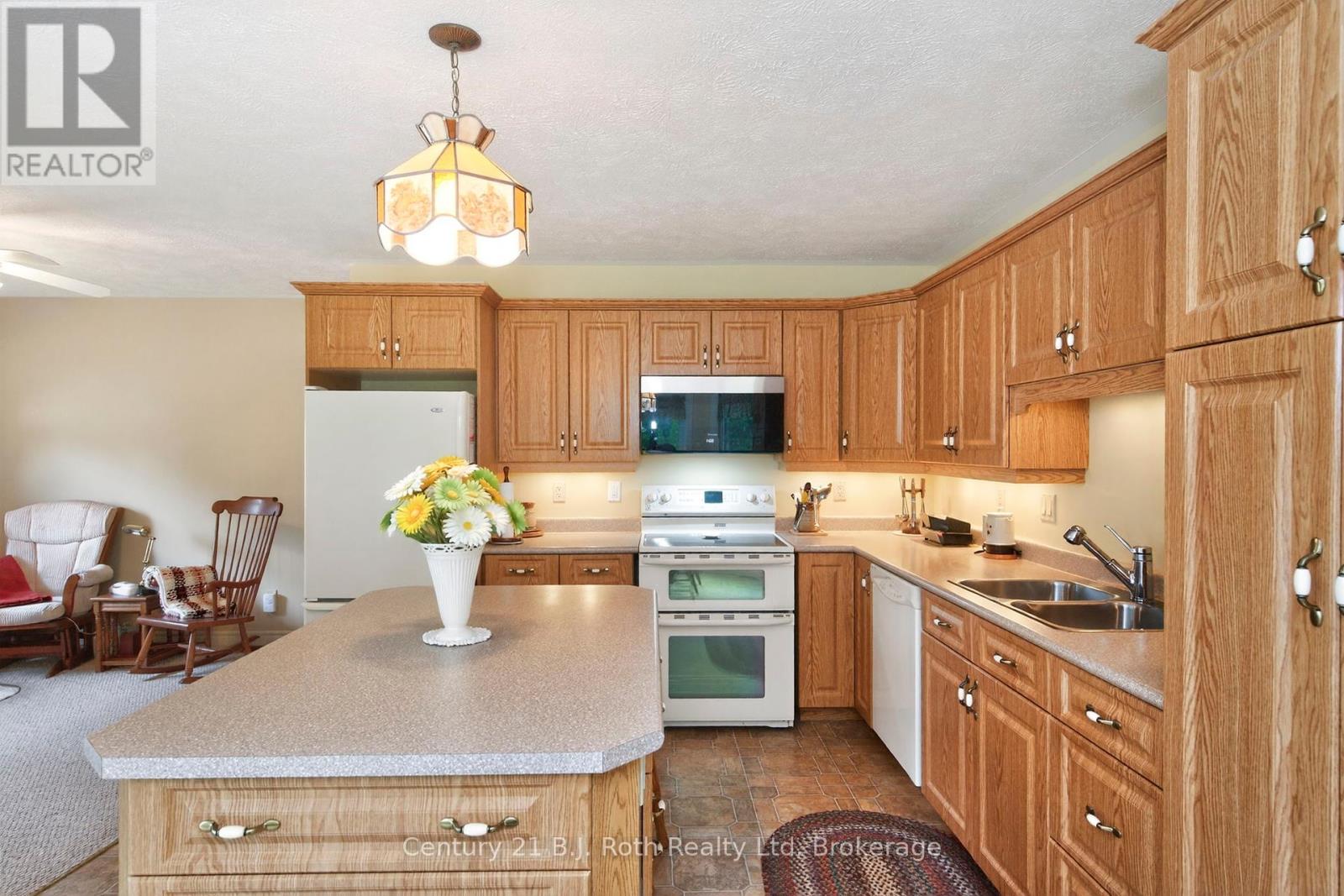 67 James Street, Penetanguishene, Ontario  L9M 2H8 - Photo 14 - S12222361