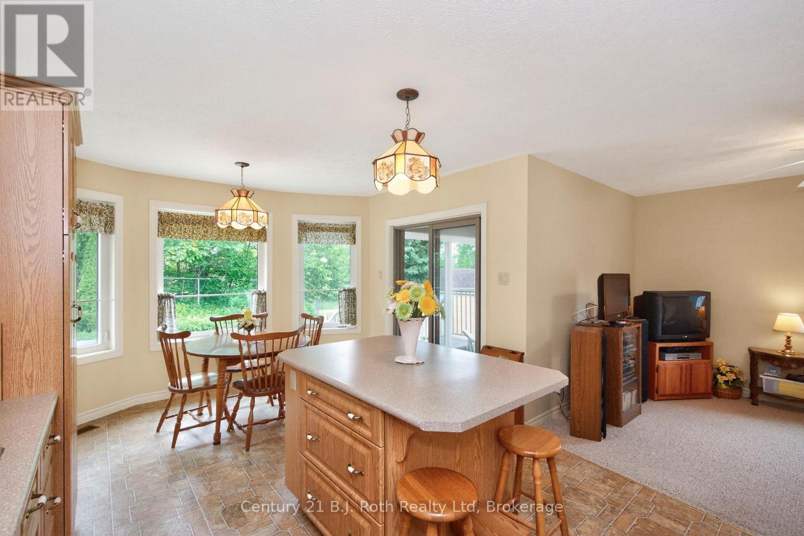 67 James Street, Penetanguishene, Ontario  L9M 2H8 - Photo 15 - S12222361