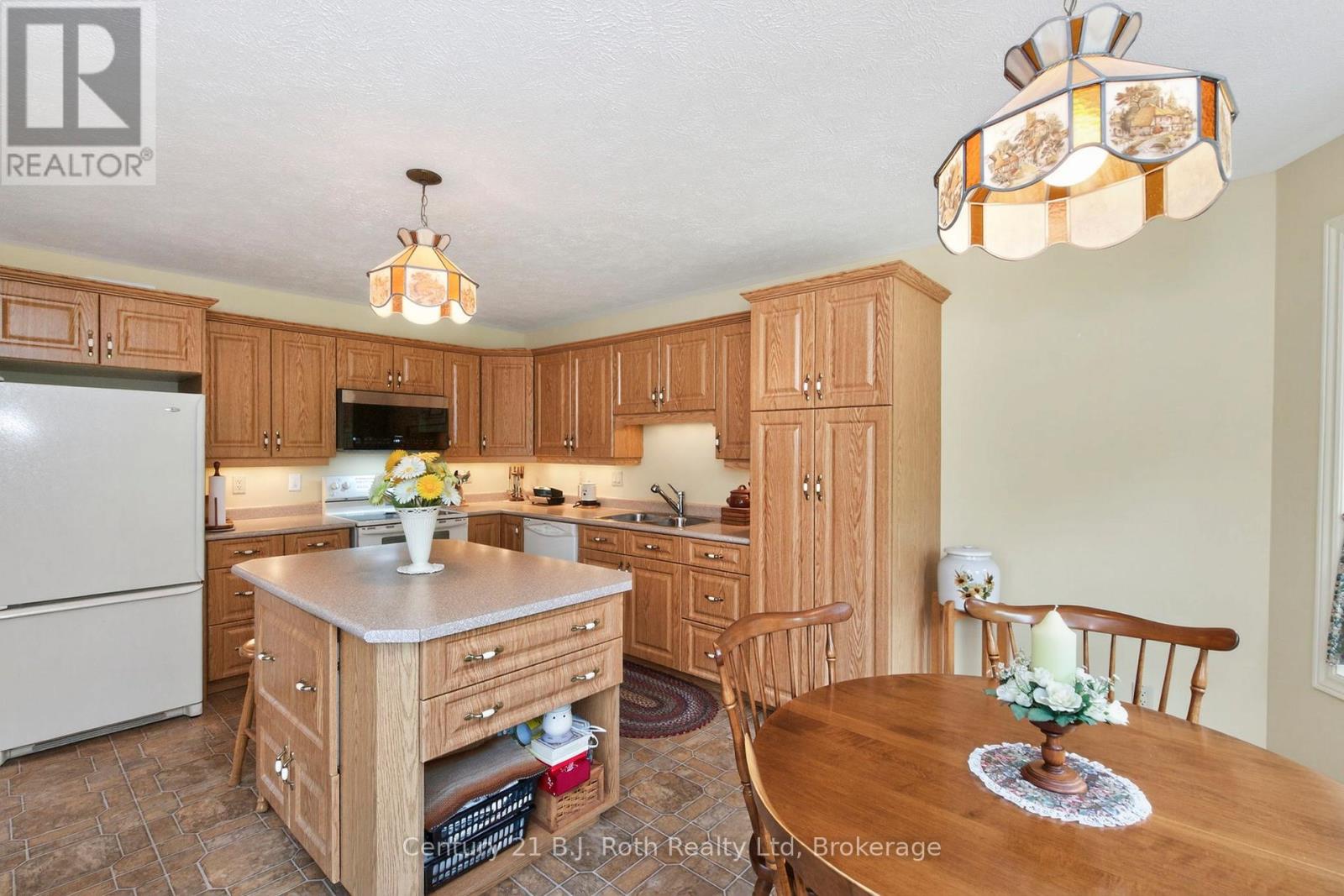 67 James Street, Penetanguishene, Ontario  L9M 2H8 - Photo 17 - S12222361