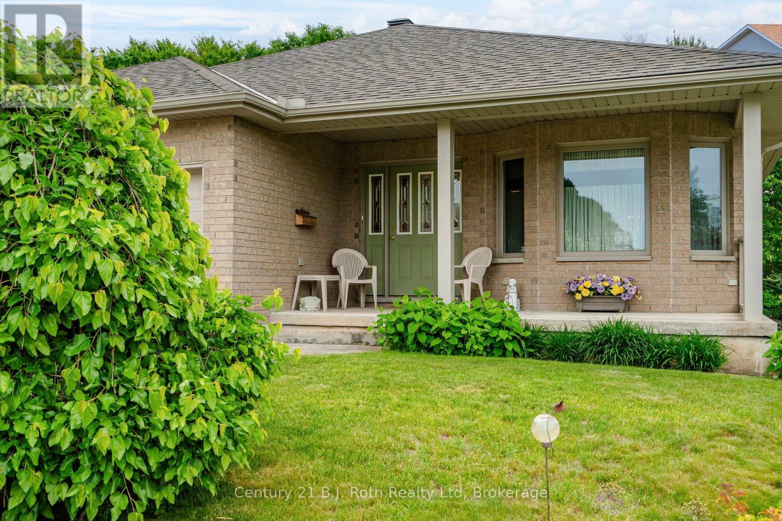 67 James Street, Penetanguishene, Ontario  L9M 2H8 - Photo 7 - S12222361