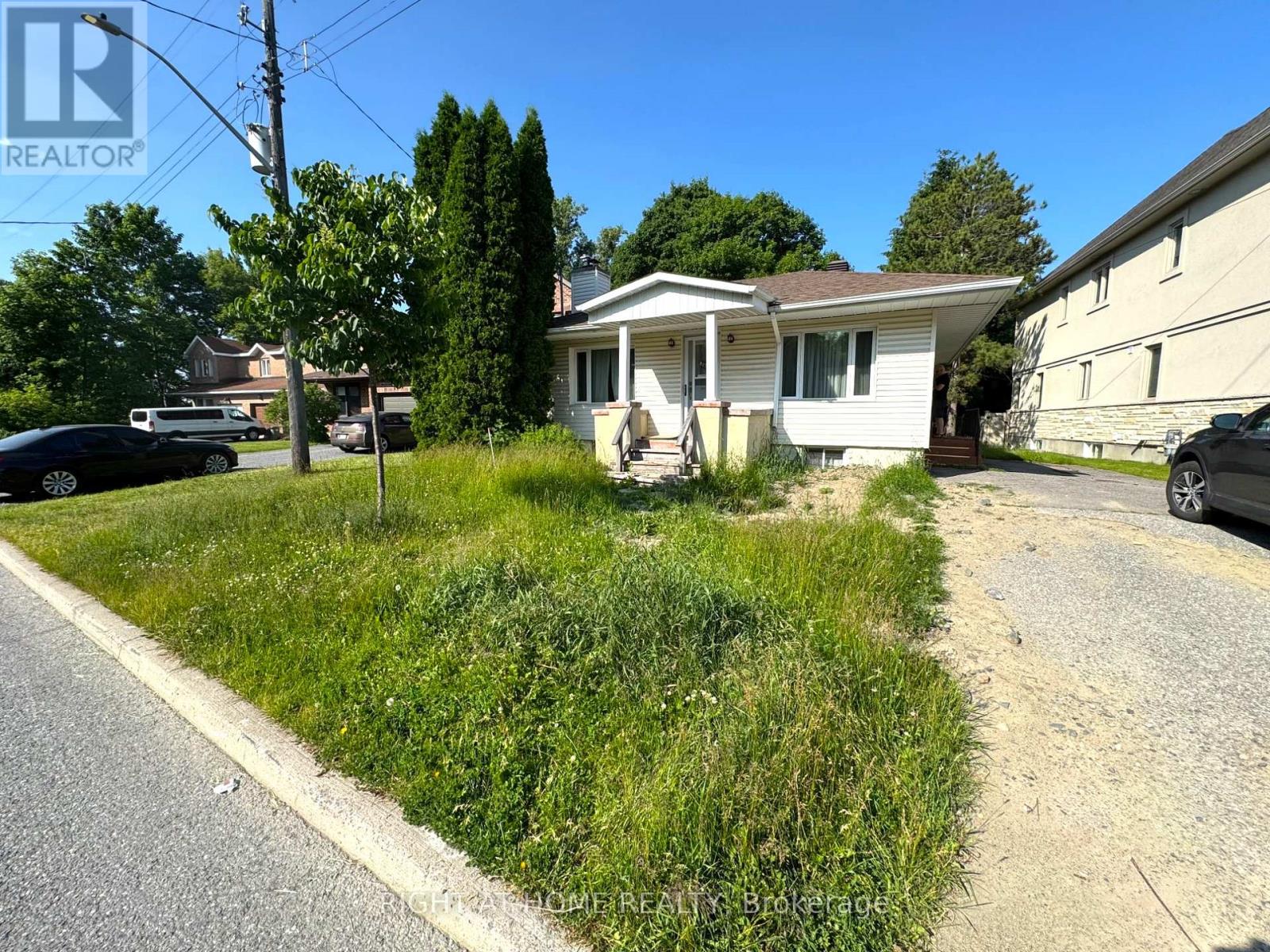 Property at 827 RIDDELL AVENUE N image 2