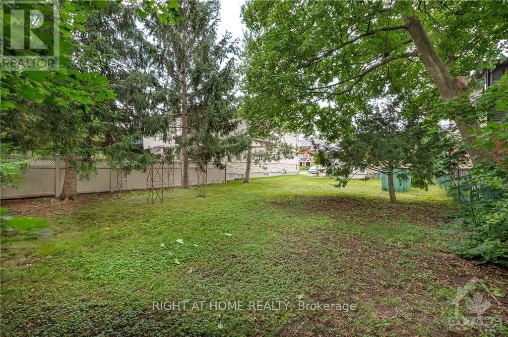 Property at 827 RIDDELL AVENUE N image 5