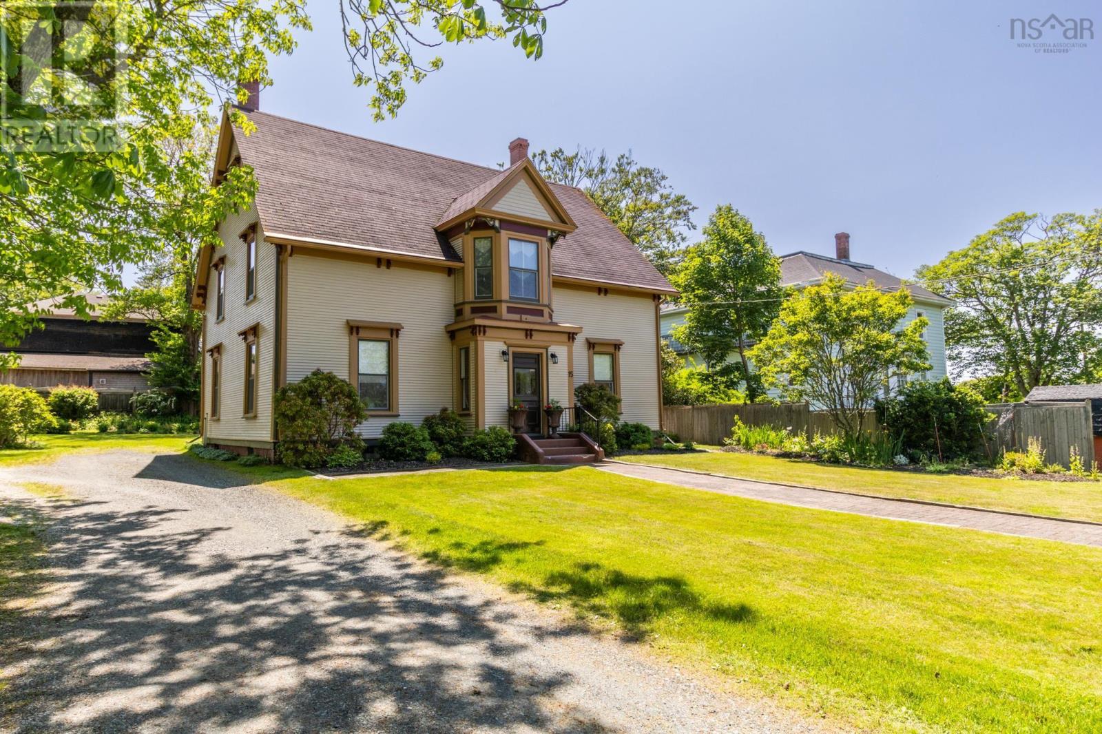 15 Elm Street, Yarmouth, Nova Scotia  B5A 2P8 - Photo 1 - 202313038