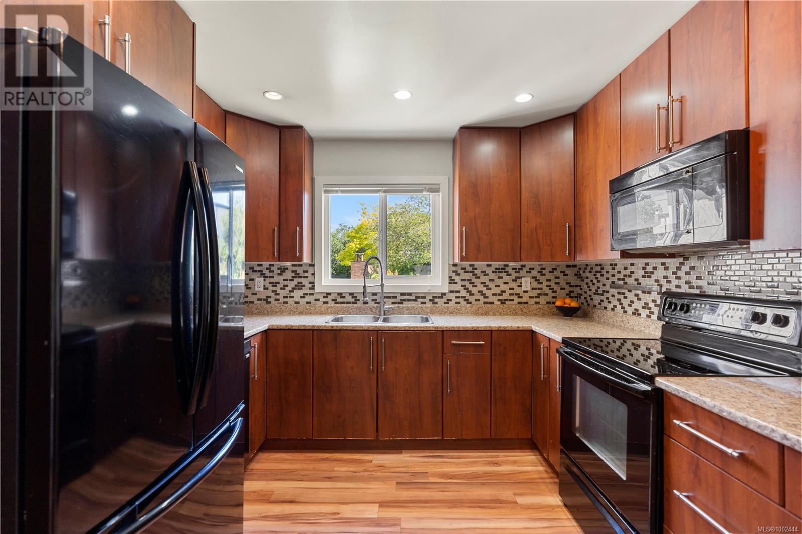 Property at 114 984 Dunford Ave image 2