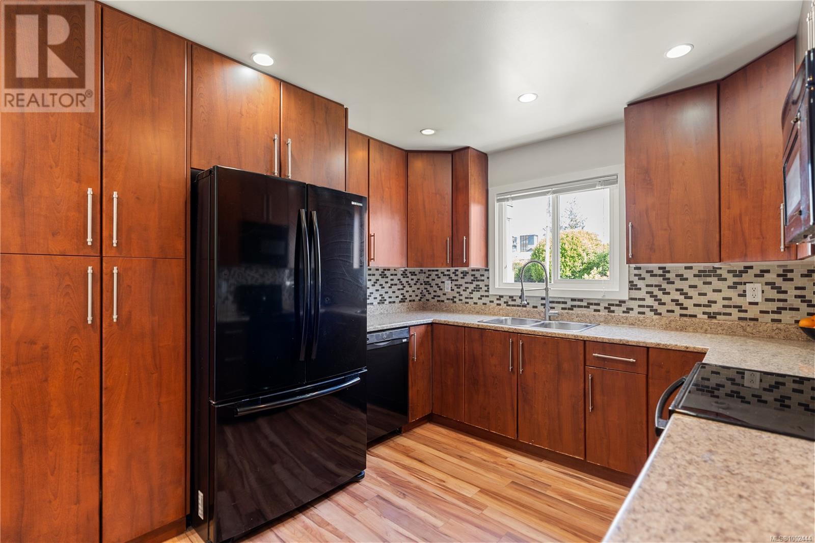 Property at 114 984 Dunford Ave image 3