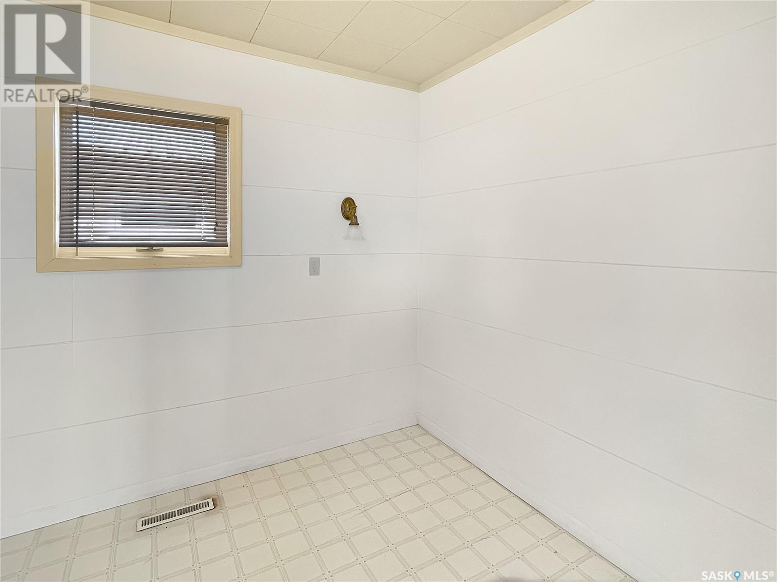 239 Railway Avenue, Vibank, Saskatchewan  S0G 4Y0 - Photo 14 - SK008866